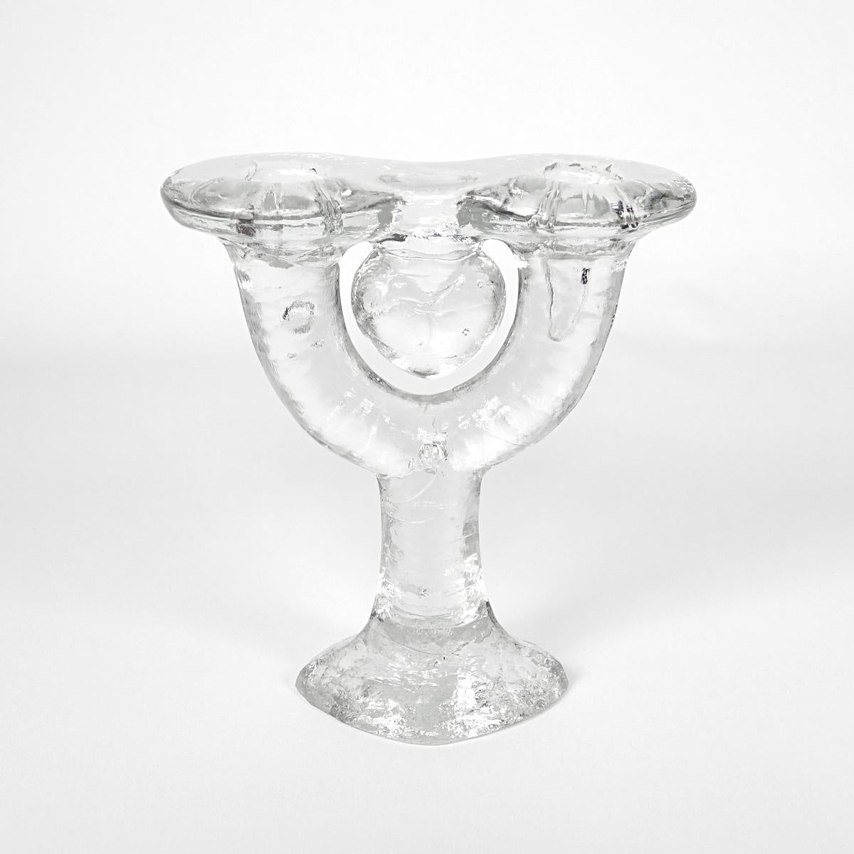 Ce chandelier en verre glacé semble en effet être fait de glace. Les bulles et les irrégularités du verre font partie du design et assurent un aspect naturel et authentique.
Une fois rempli de bougies blanches vierges, un vrai bijou pour votre table.