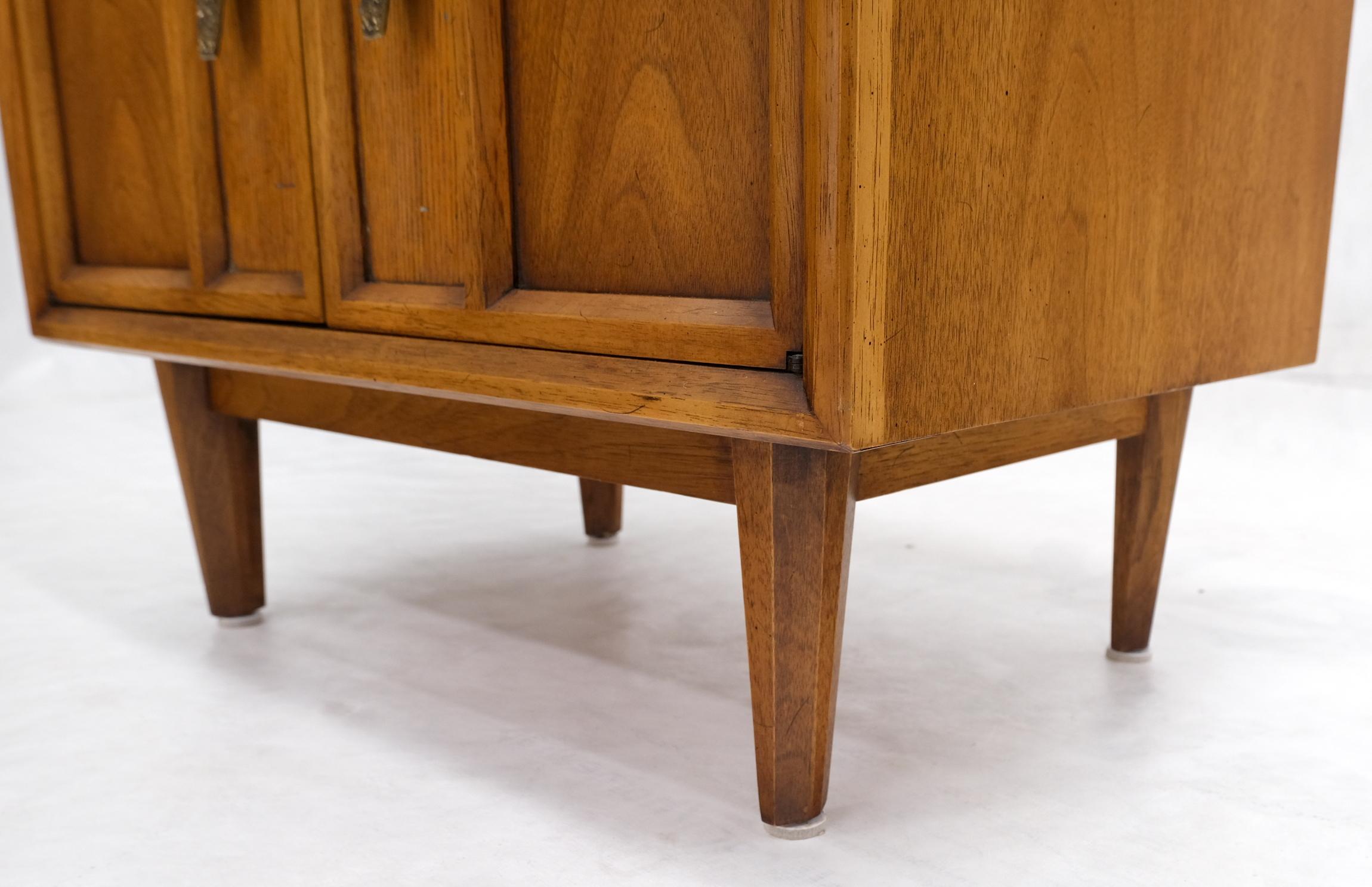 Table de chevet en noyer à deux portes et tiroirs, moderne, du milieu du siècle, avec poignées Hammer en vente 4