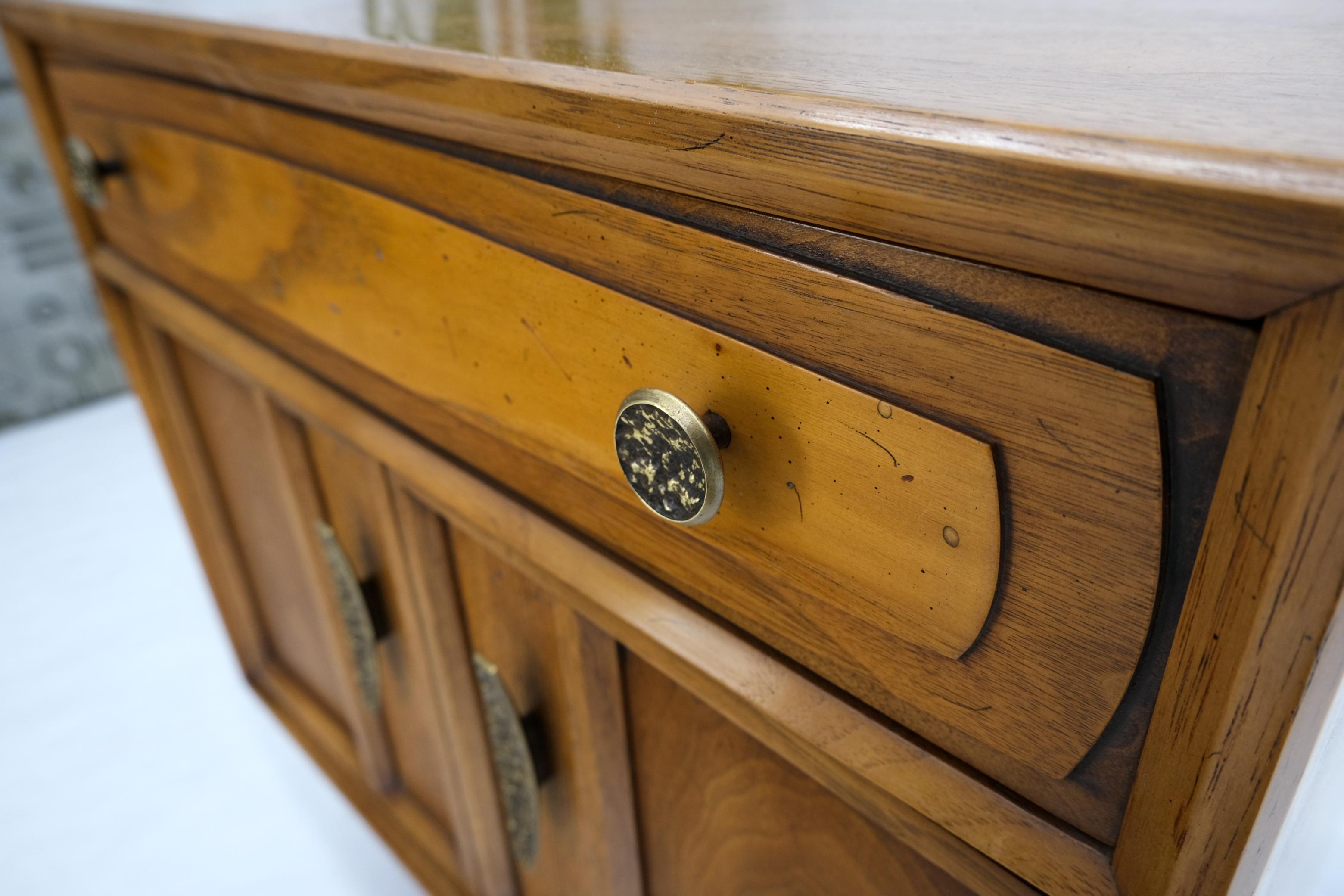 Table de chevet en noyer à deux portes et tiroirs, moderne, du milieu du siècle, avec poignées Hammer en vente 5