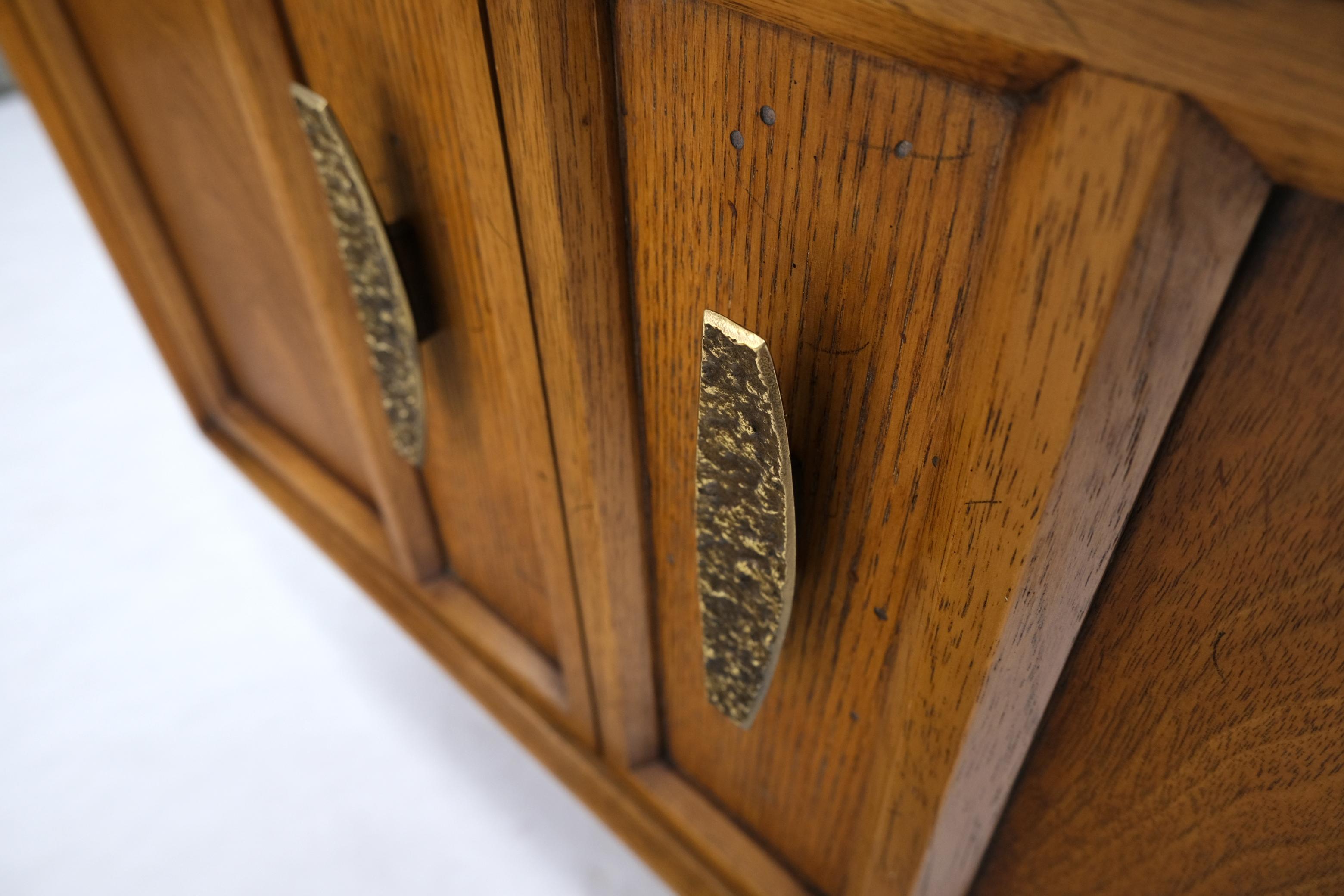 Table de chevet en noyer à deux portes et tiroirs, moderne, du milieu du siècle, avec poignées Hammer en vente 6