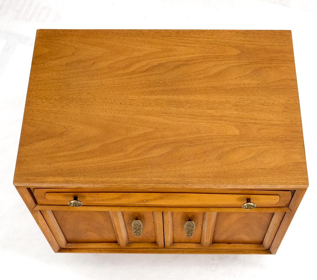 Mid Century Modern Two Doors Drawer Walnut End Table Nightstand Hammered Pulls In Good Condition For Sale In Rockaway, NJ