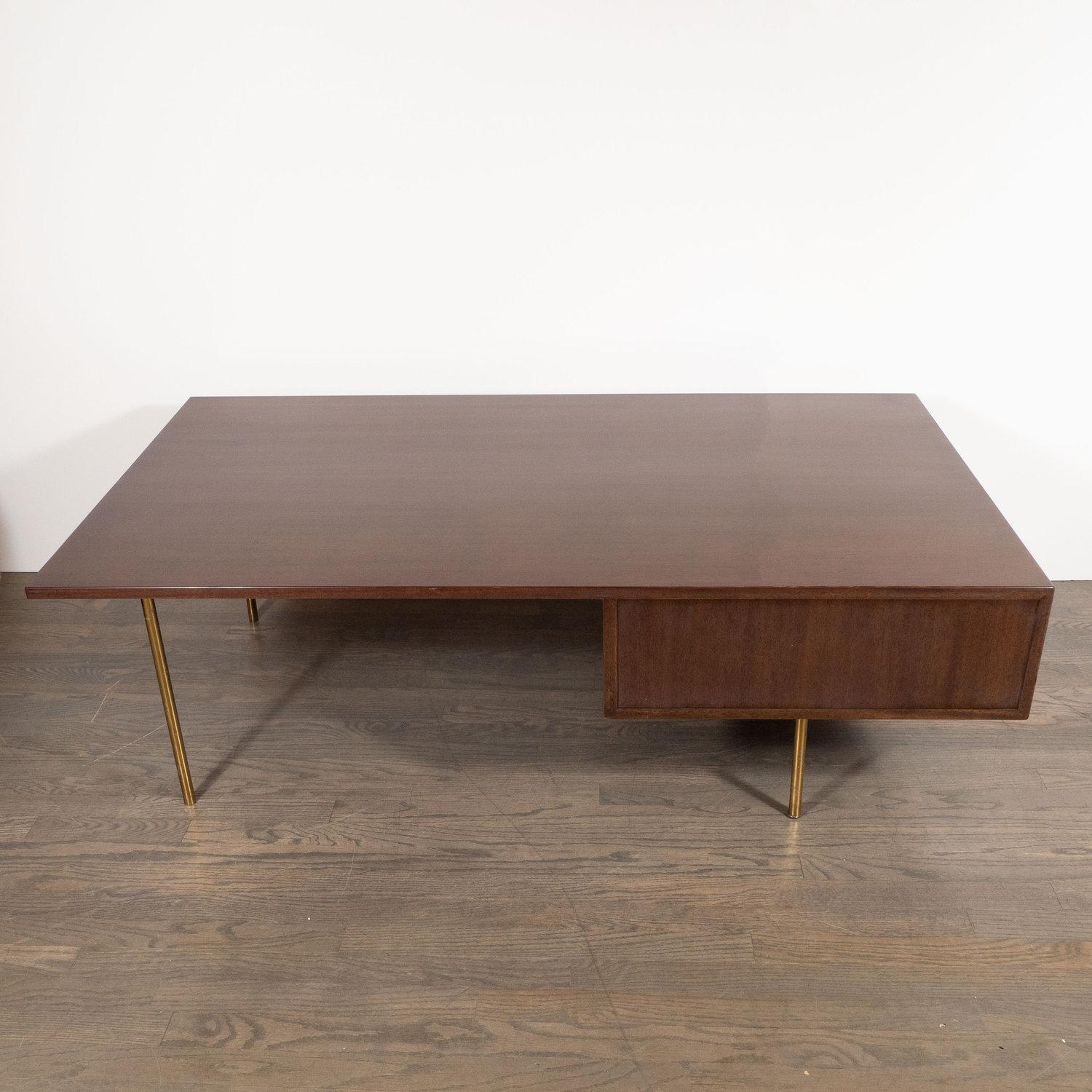 Mid-Century Modern-Cocktailtisch mit zwei Schubladen aus Nussbaum und Messing, Harvey Probber (amerikanisch) im Angebot