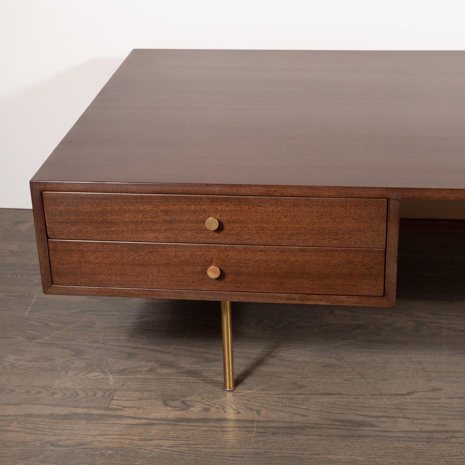 Mid-Century Modern-Cocktailtisch mit zwei Schubladen aus Nussbaum und Messing, Harvey Probber (Mitte des 20. Jahrhunderts) im Angebot