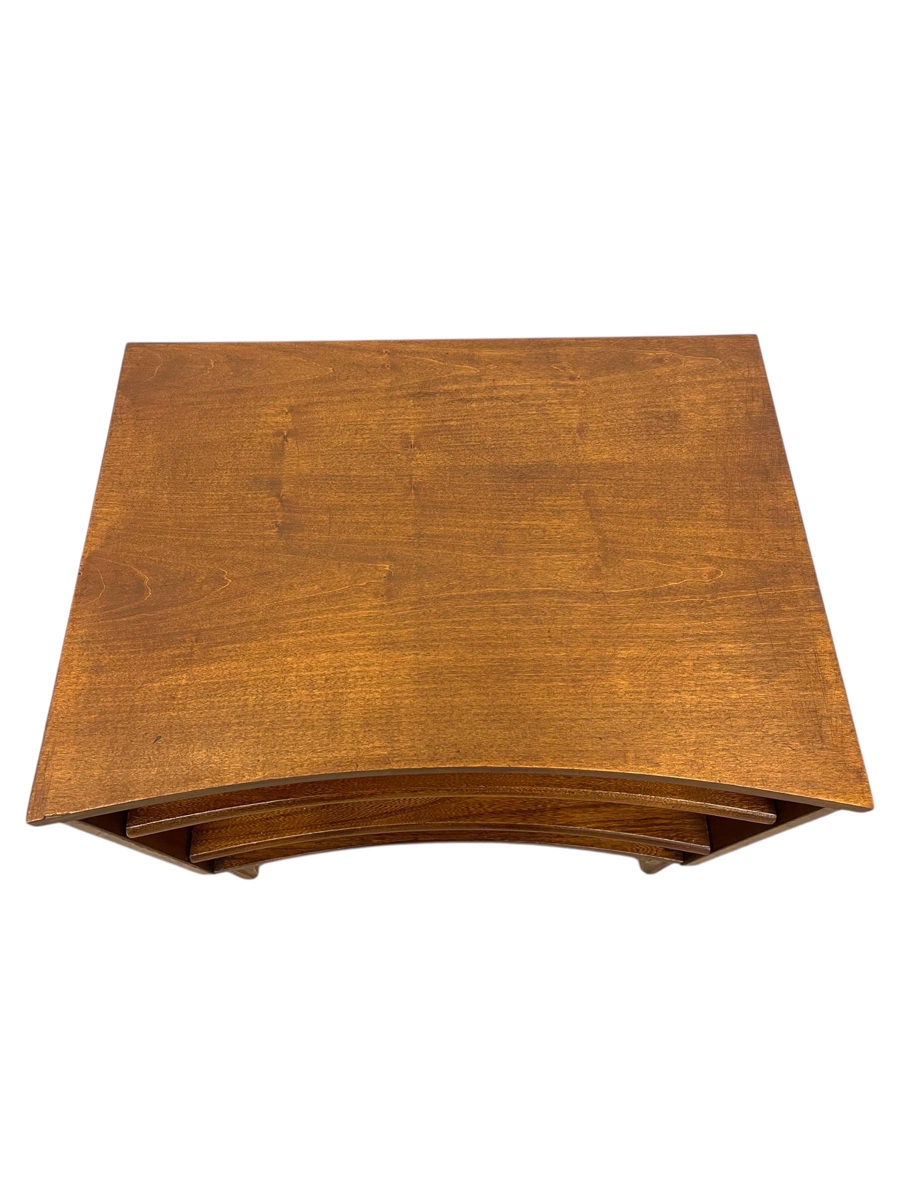 20ième siècle Table d'appoint à deux tiroirs Table de nuit avec poignées sculptées en vente