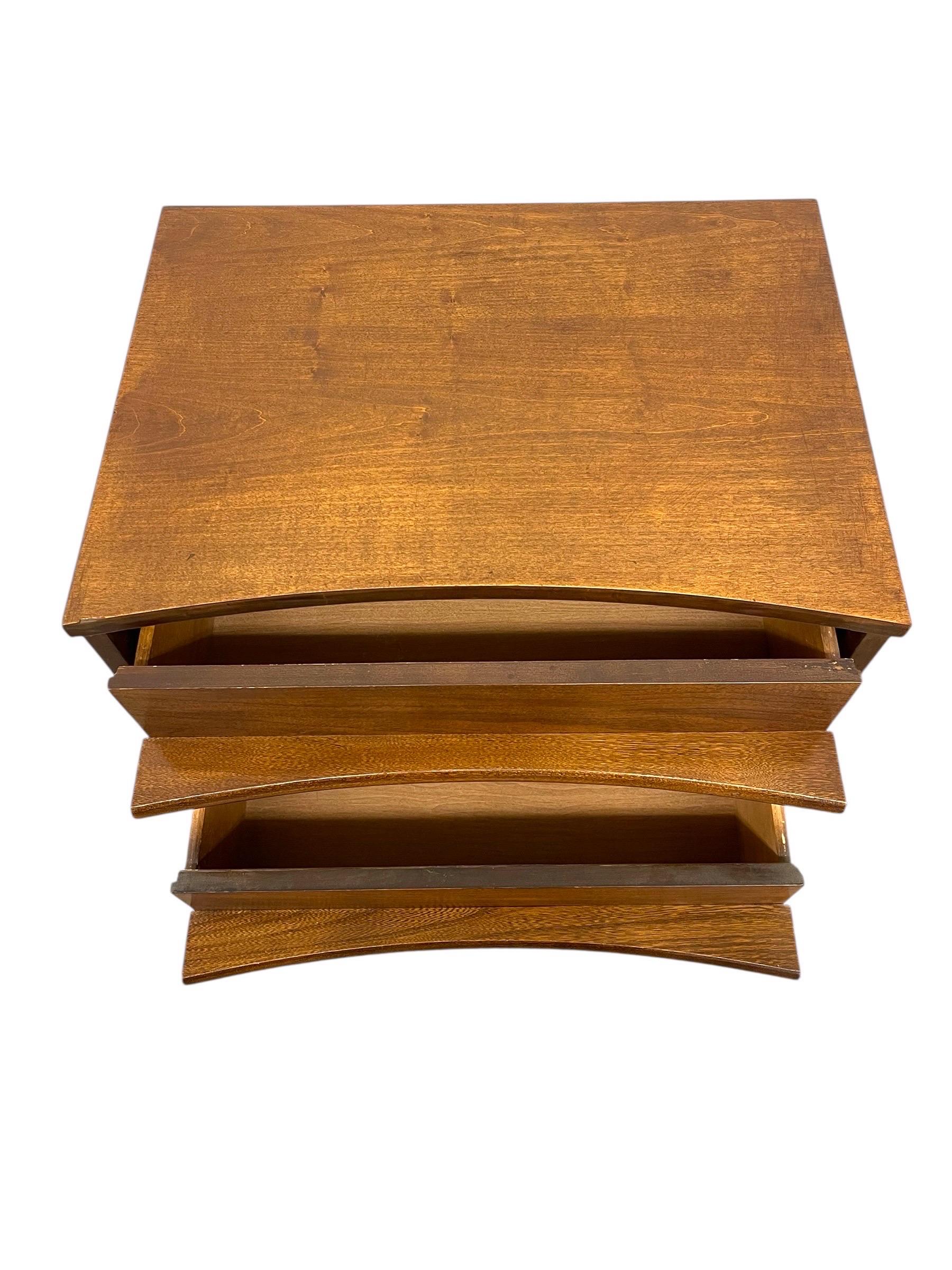 Table d'appoint à deux tiroirs Table de nuit avec poignées sculptées en vente 2