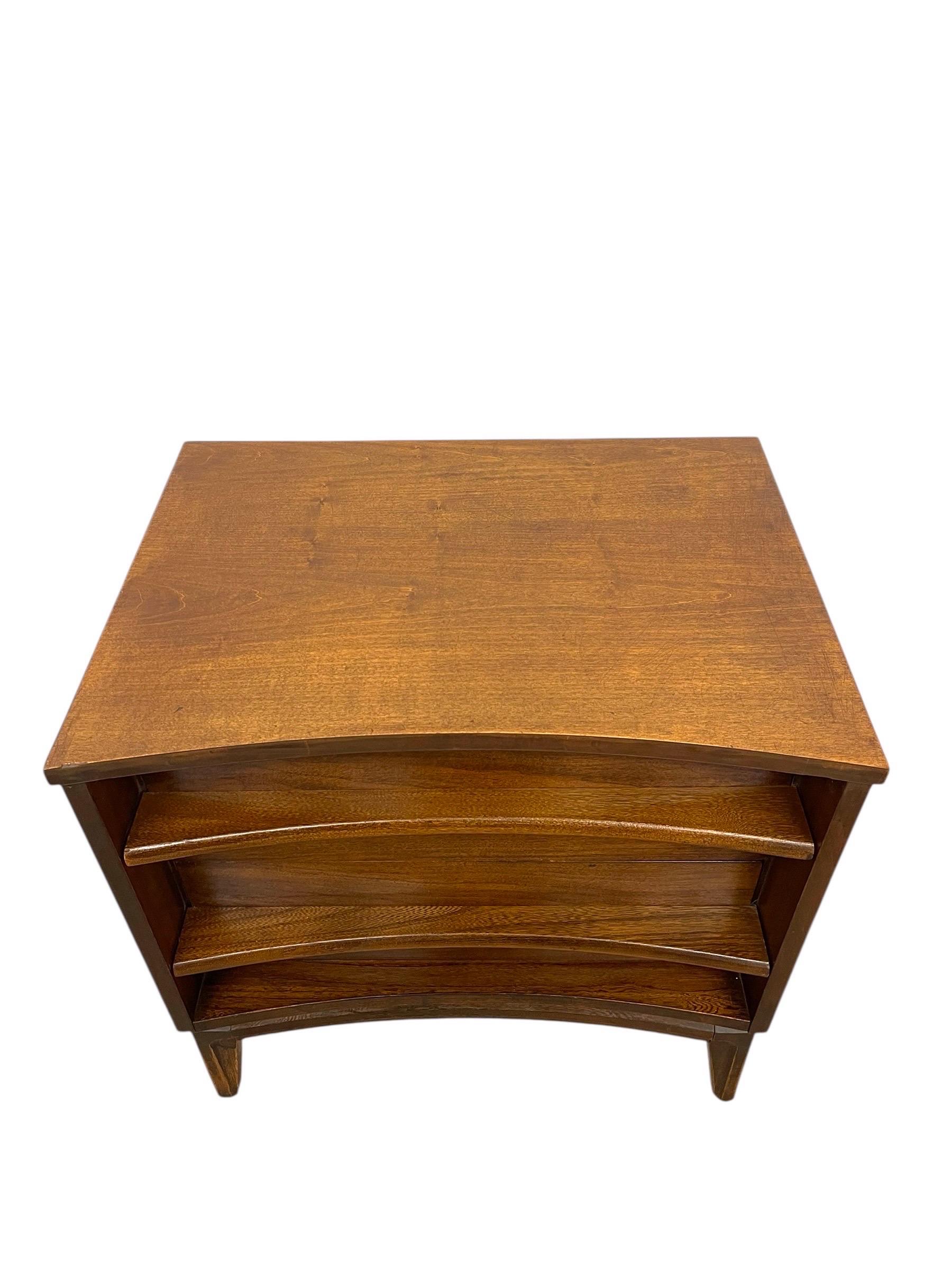 Table d'appoint à deux tiroirs Table de nuit avec poignées sculptées en vente 3