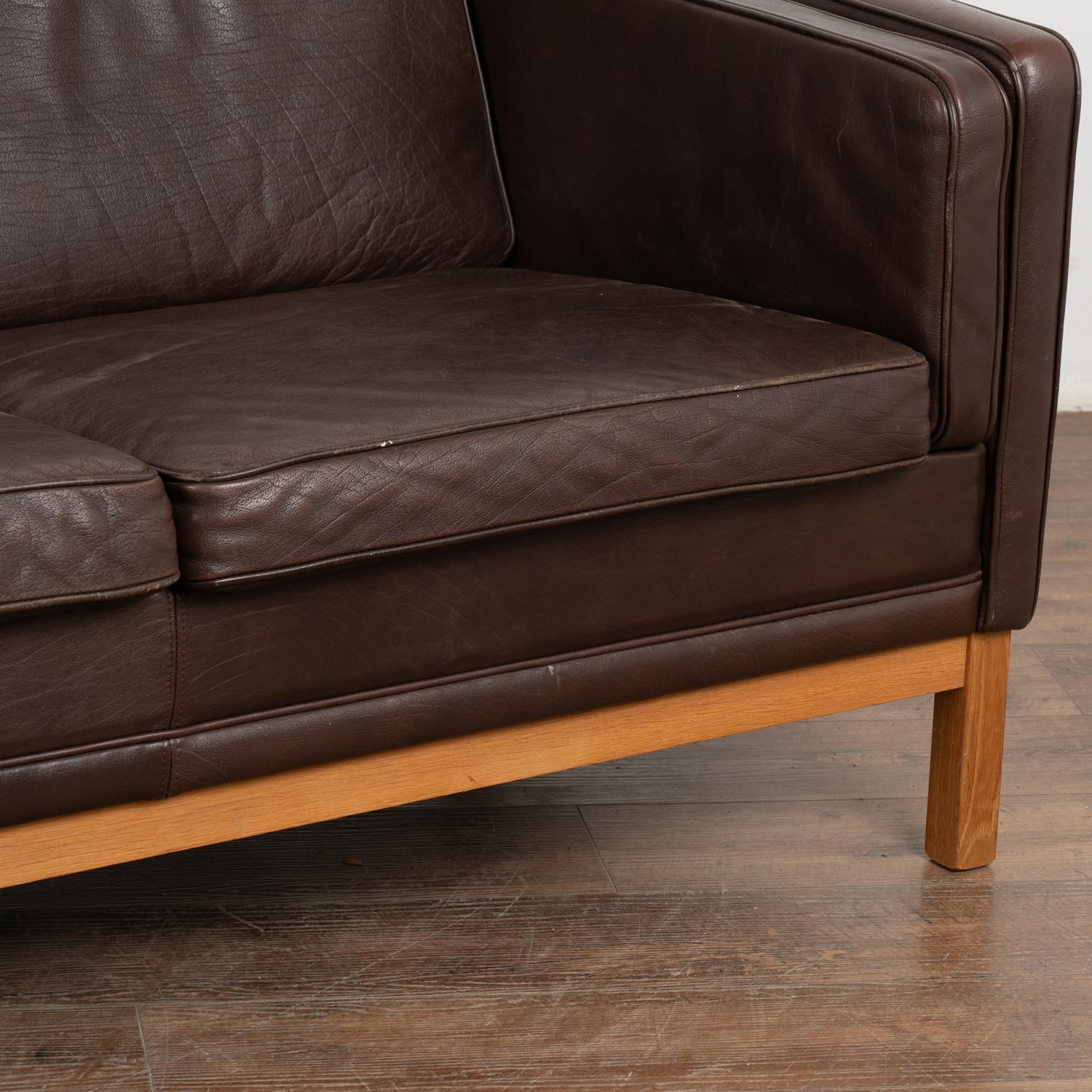 Mid Century Modern Two Seat Brown Leather Sofa Loveseat, Dänemark um 1960 im Angebot 3
