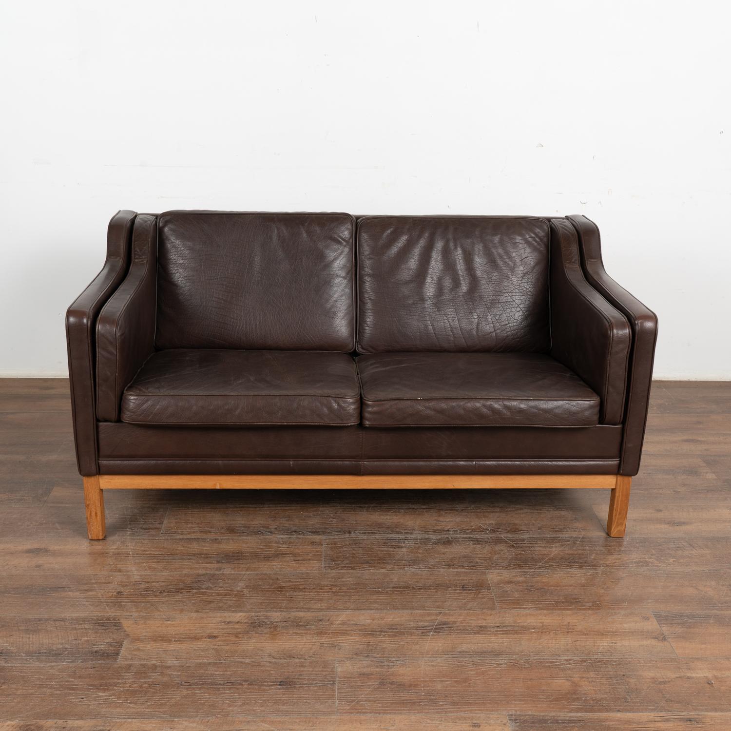 Mid Century Modern Two Seat Brown Leather Sofa Loveseat, Dänemark um 1960 (Moderne der Mitte des Jahrhunderts) im Angebot