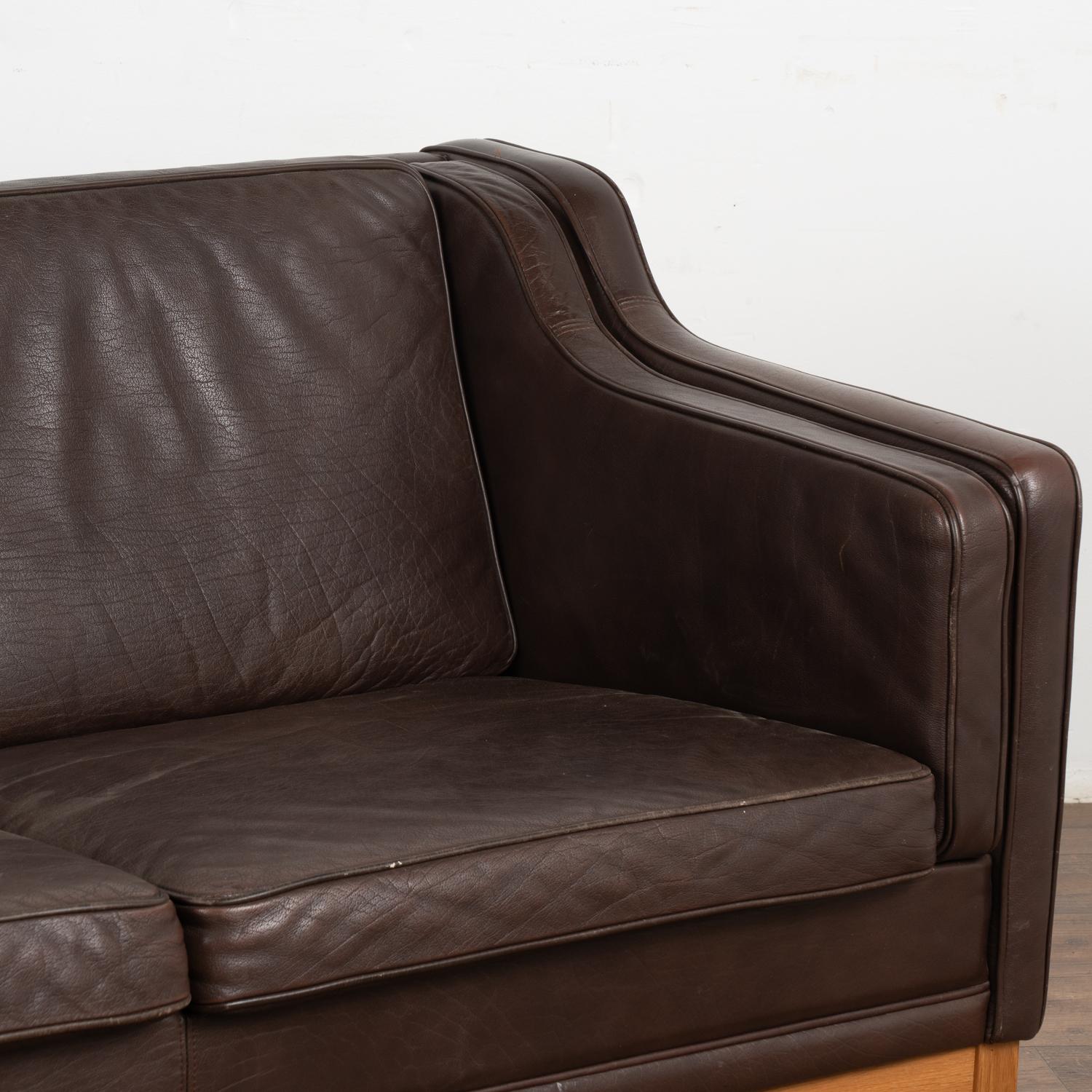 Mid Century Modern Two Seat Brown Leather Sofa Loveseat, Dänemark um 1960 im Angebot 1