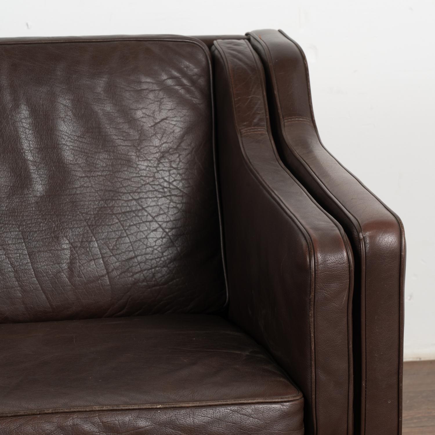 Mid Century Modern Two Seat Brown Leather Sofa Loveseat, Dänemark um 1960 im Angebot 2