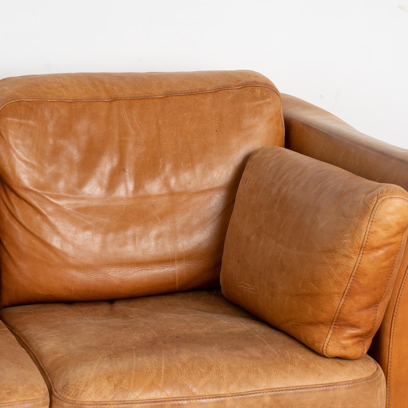 Modernes zweisitziges Sofa Loveseat aus Karamellbraunem Leder aus der Mitte des Jahrhunderts, um 1970 im Zustand „Gut“ in Round Top, TX