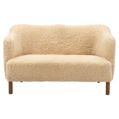 Canapé deux places / banquette moderne du milieu du siècle, en peau de mouton, fabricant de meuble de rangement danois