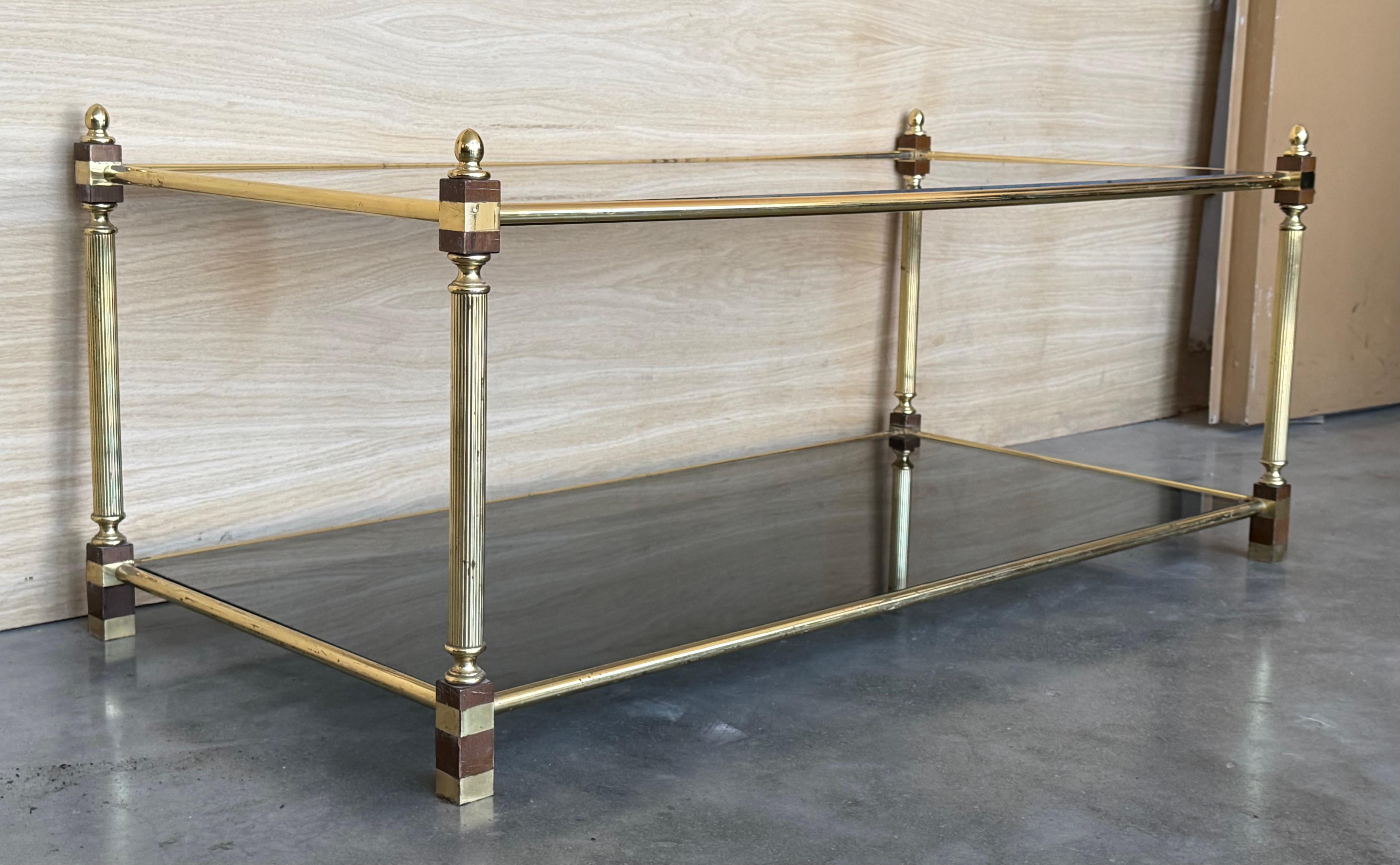 20ième siècle Table d'appoint rectangulaire à deux niveaux en laiton et verre The Moderns en vente