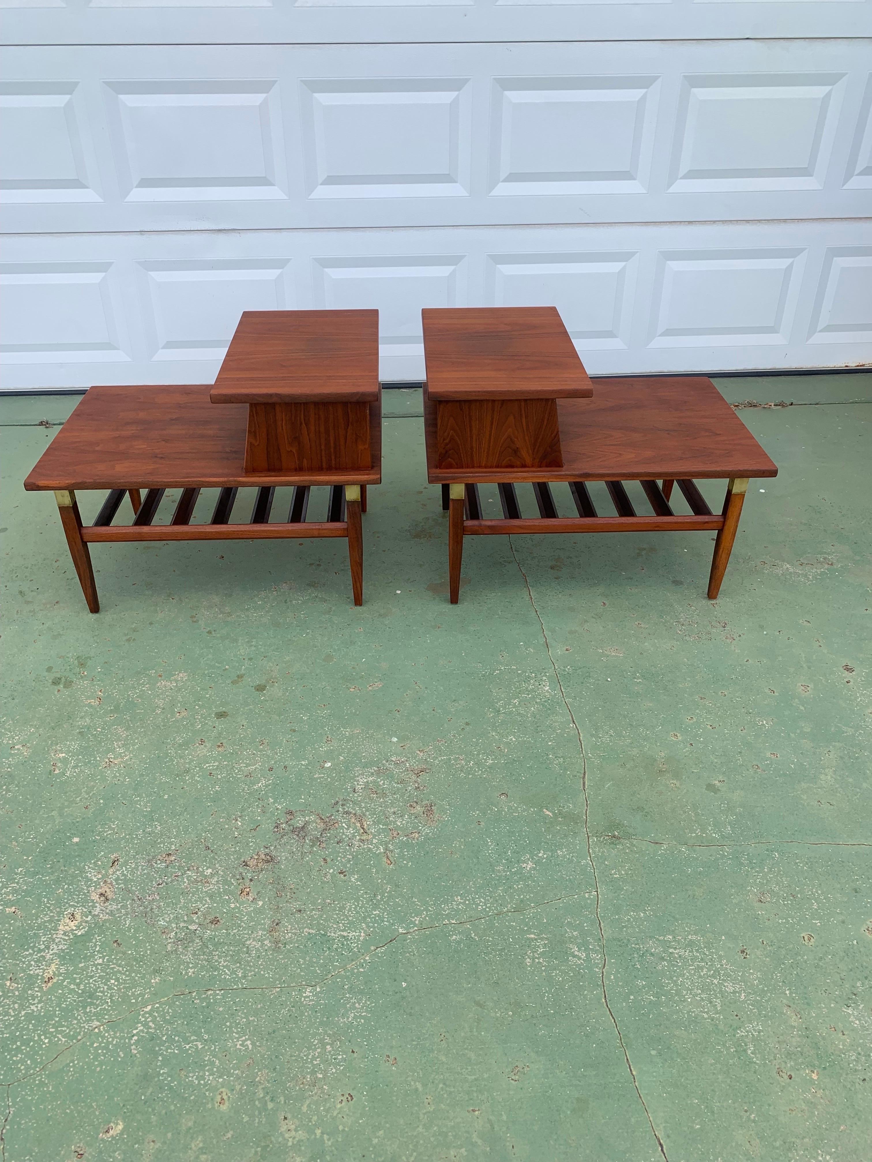 Paire de tables d'appoint à deux niveaux en noyer et laiton, Mid-Century Modernity en vente 2