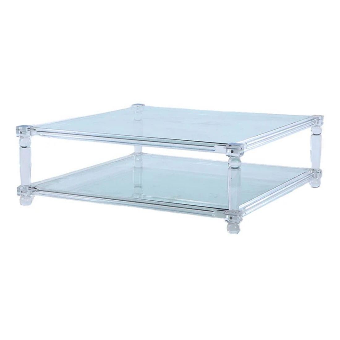 Cette étonnante table basse à deux niveaux allie sans effort le design moderne du milieu du siècle à une touche de sophistication contemporaine. Fabriquée en Lucite, cette table aux lignes épurées et au matériau transparent donne une impression