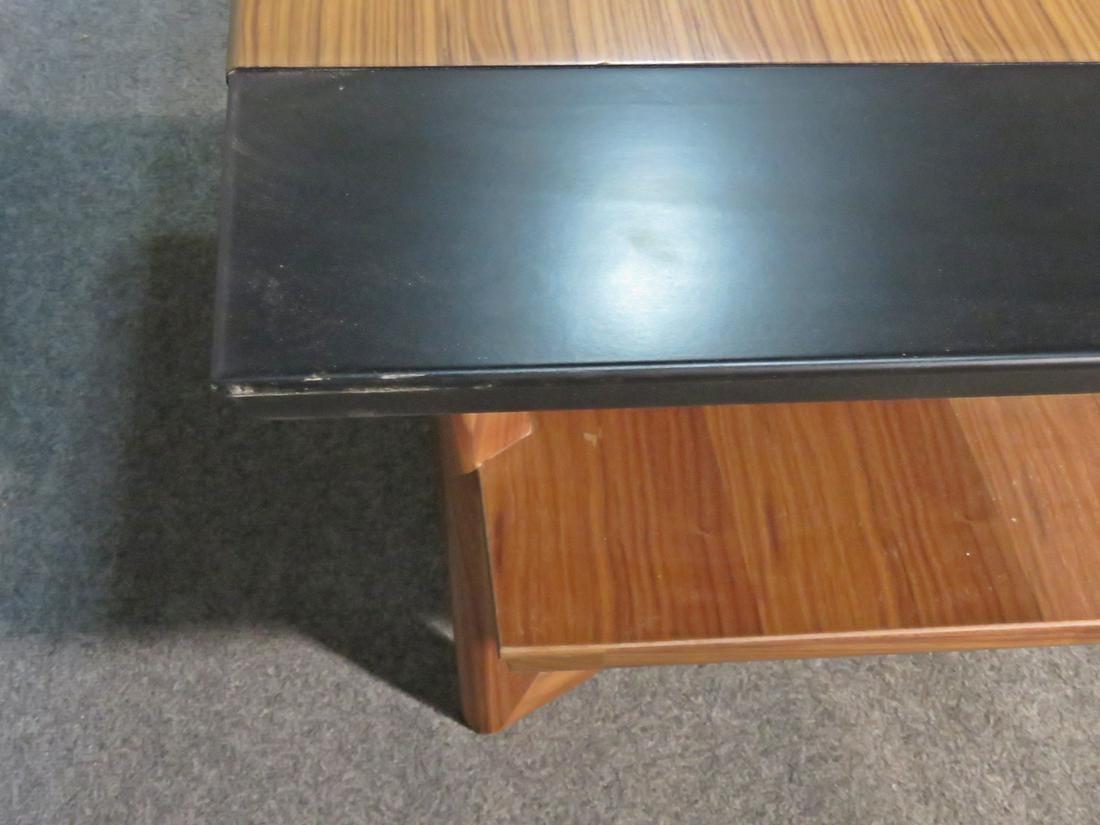 Mid-Century Modern Two-Tiered Coffee Table In Good Condition For Sale In Brooklyn, NY