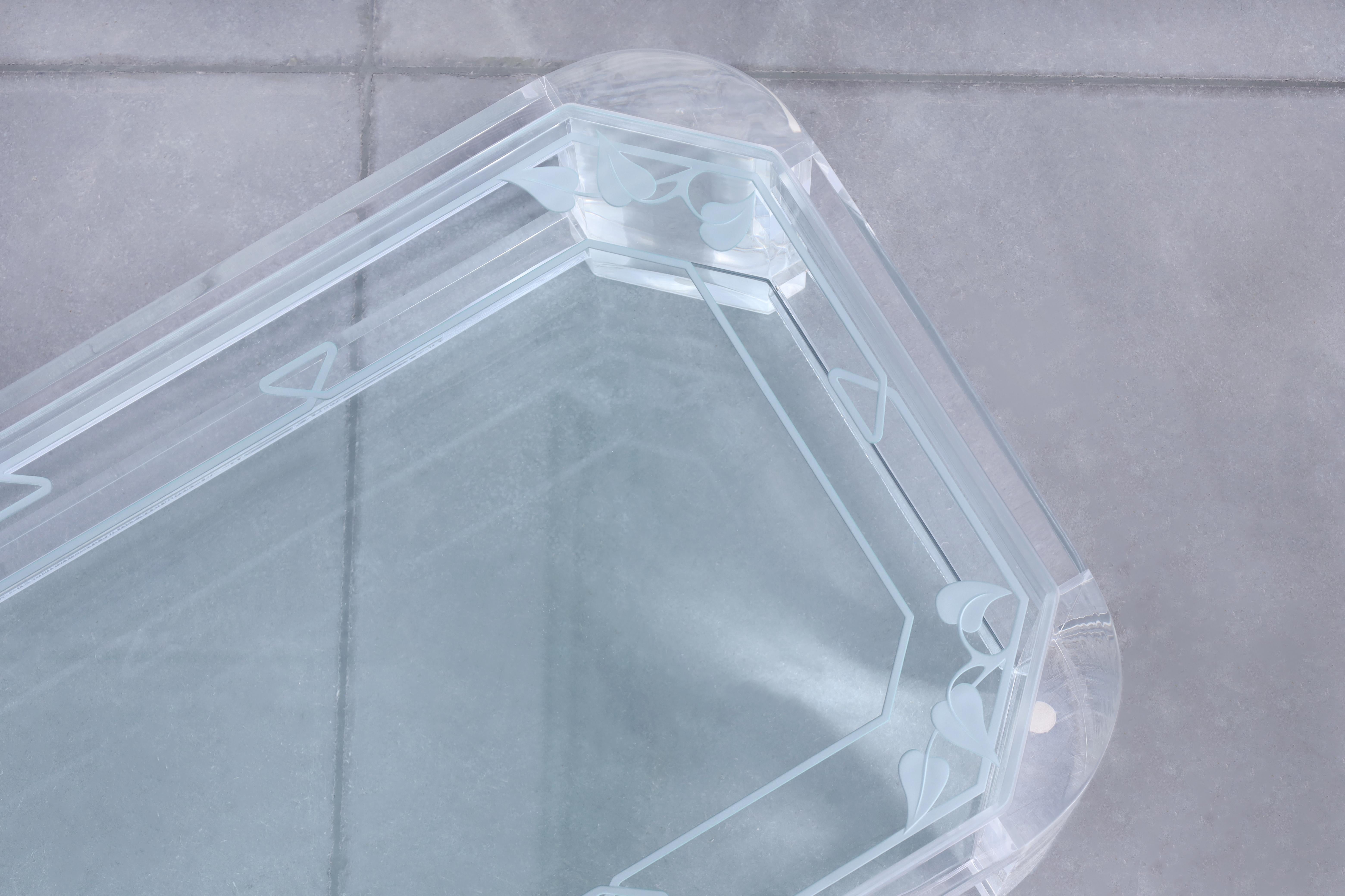 Table basse à deux niveaux en lucite The Modernity en vente 4