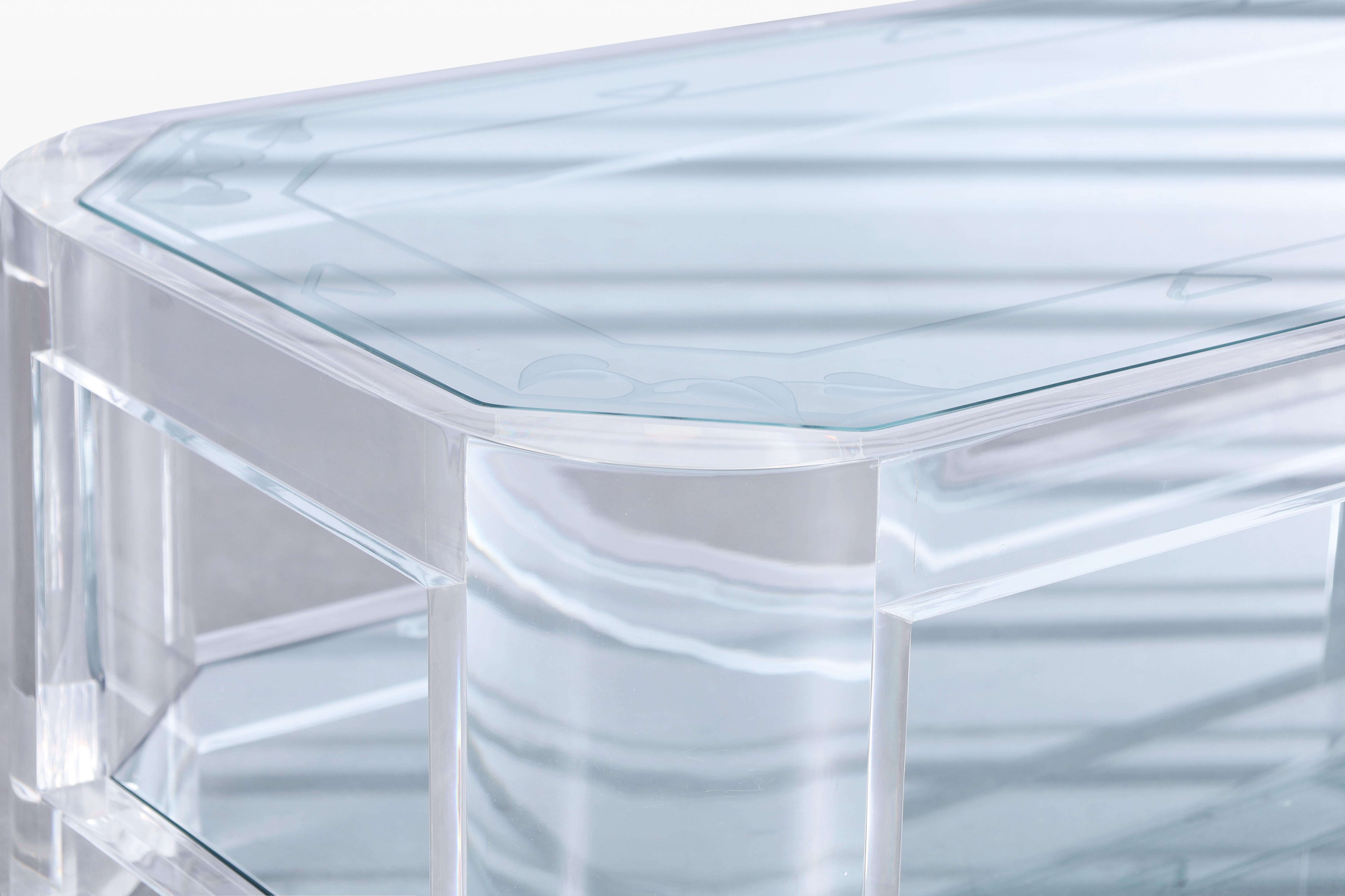 Américain Table basse à deux niveaux en lucite The Modernity en vente