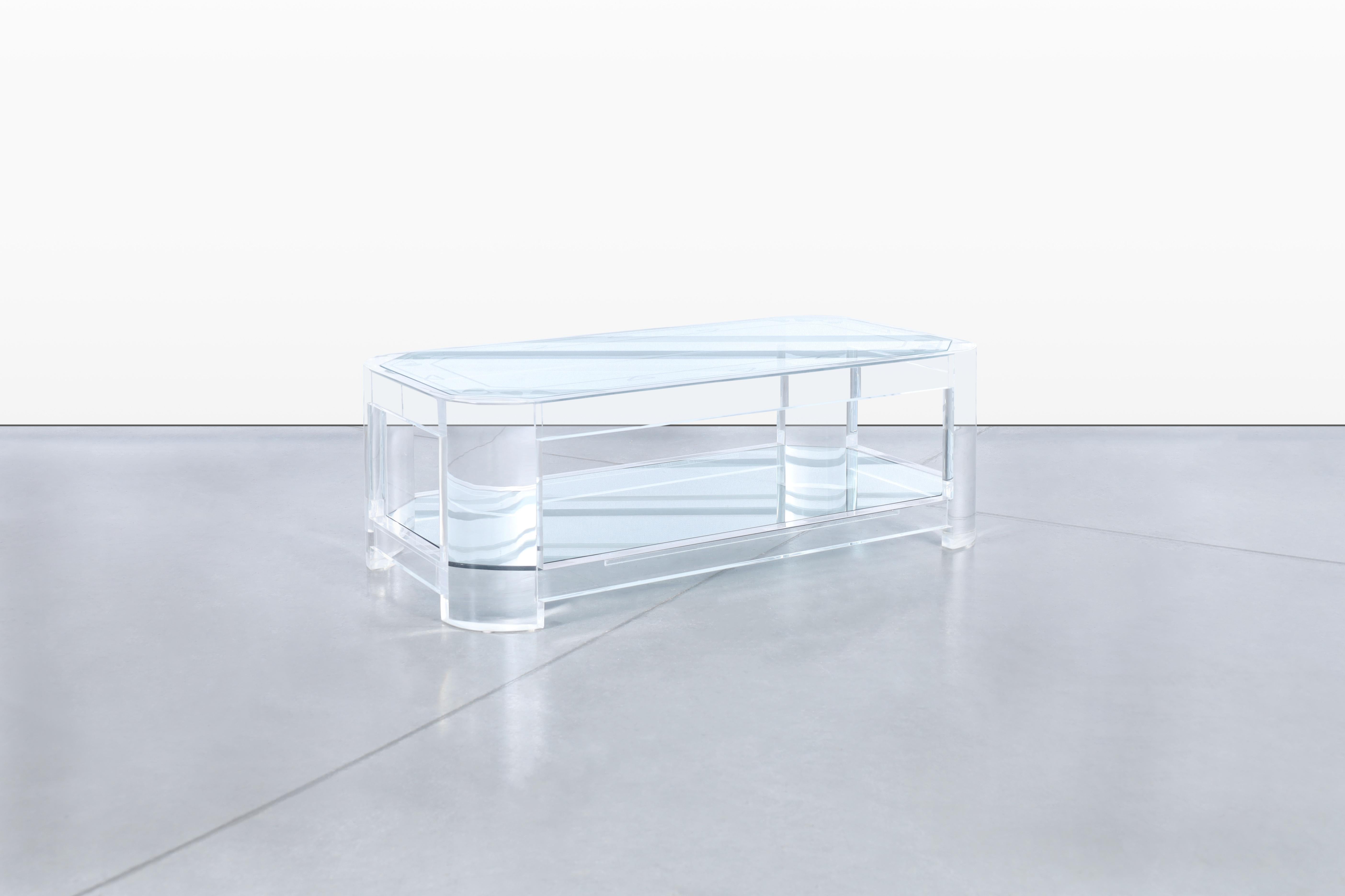 Table basse à deux niveaux en lucite The Modernity Bon état - En vente à North Hollywood, CA