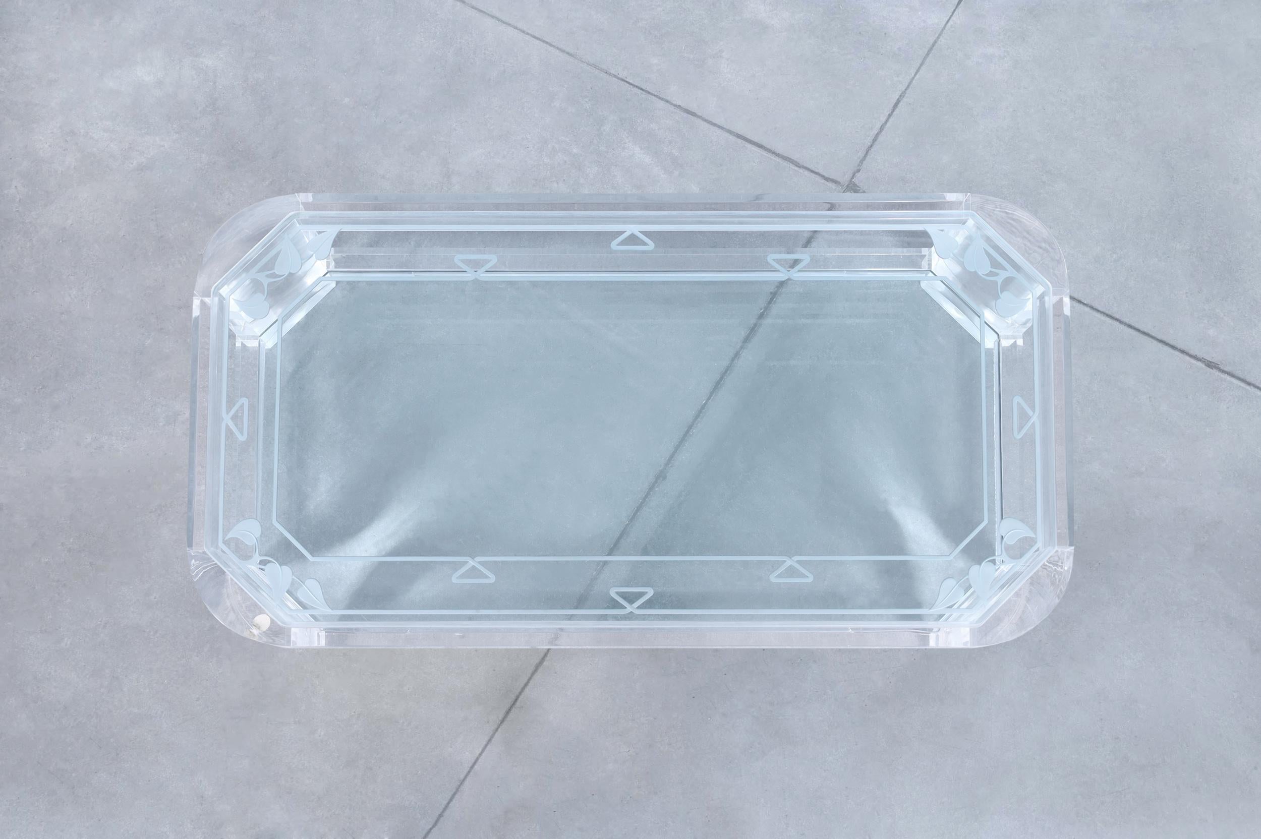 Table basse à deux niveaux en lucite The Modernity en vente 2