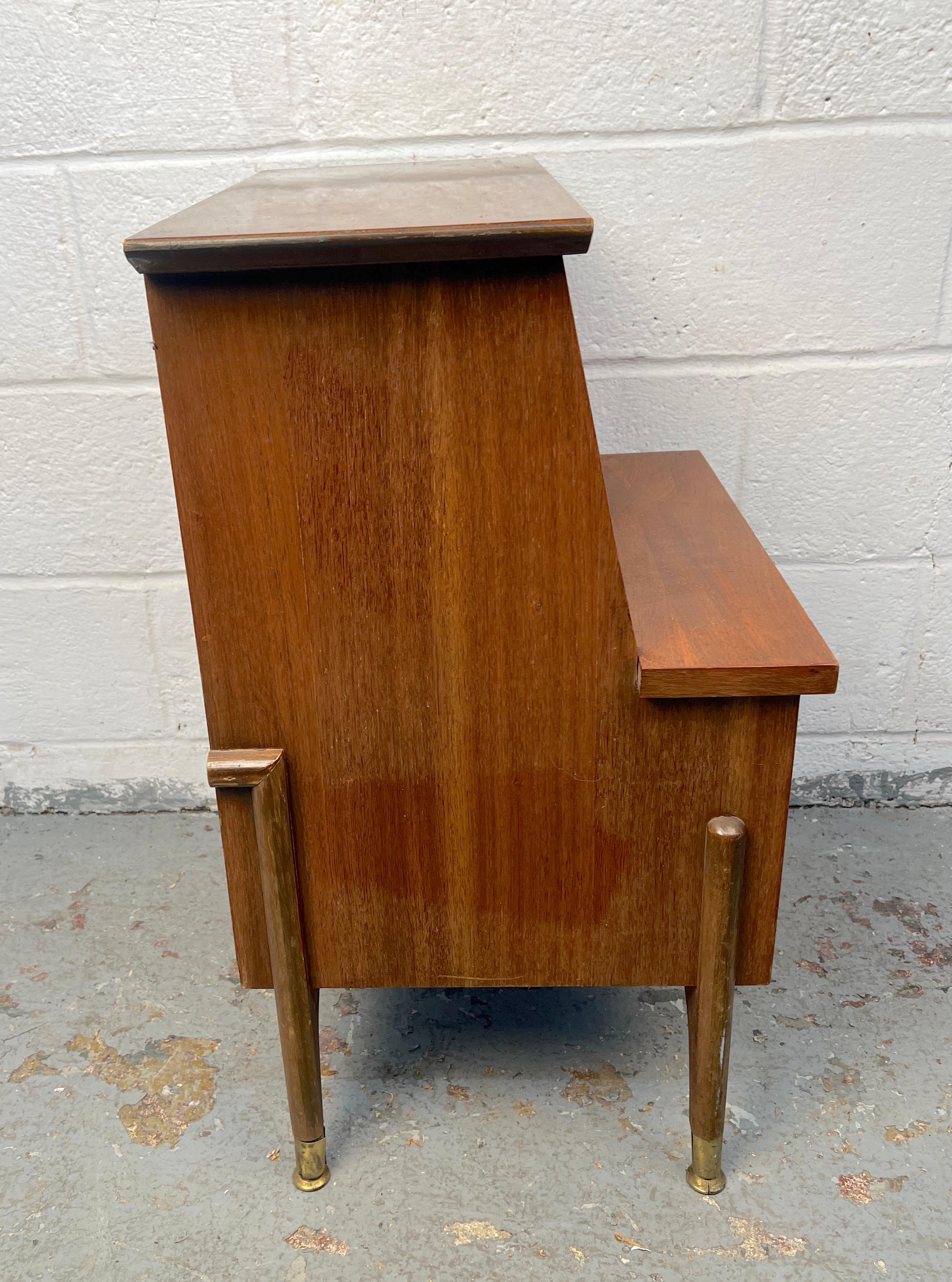 Comodino a due piani in stile Mid-Century Modern in vendita 5