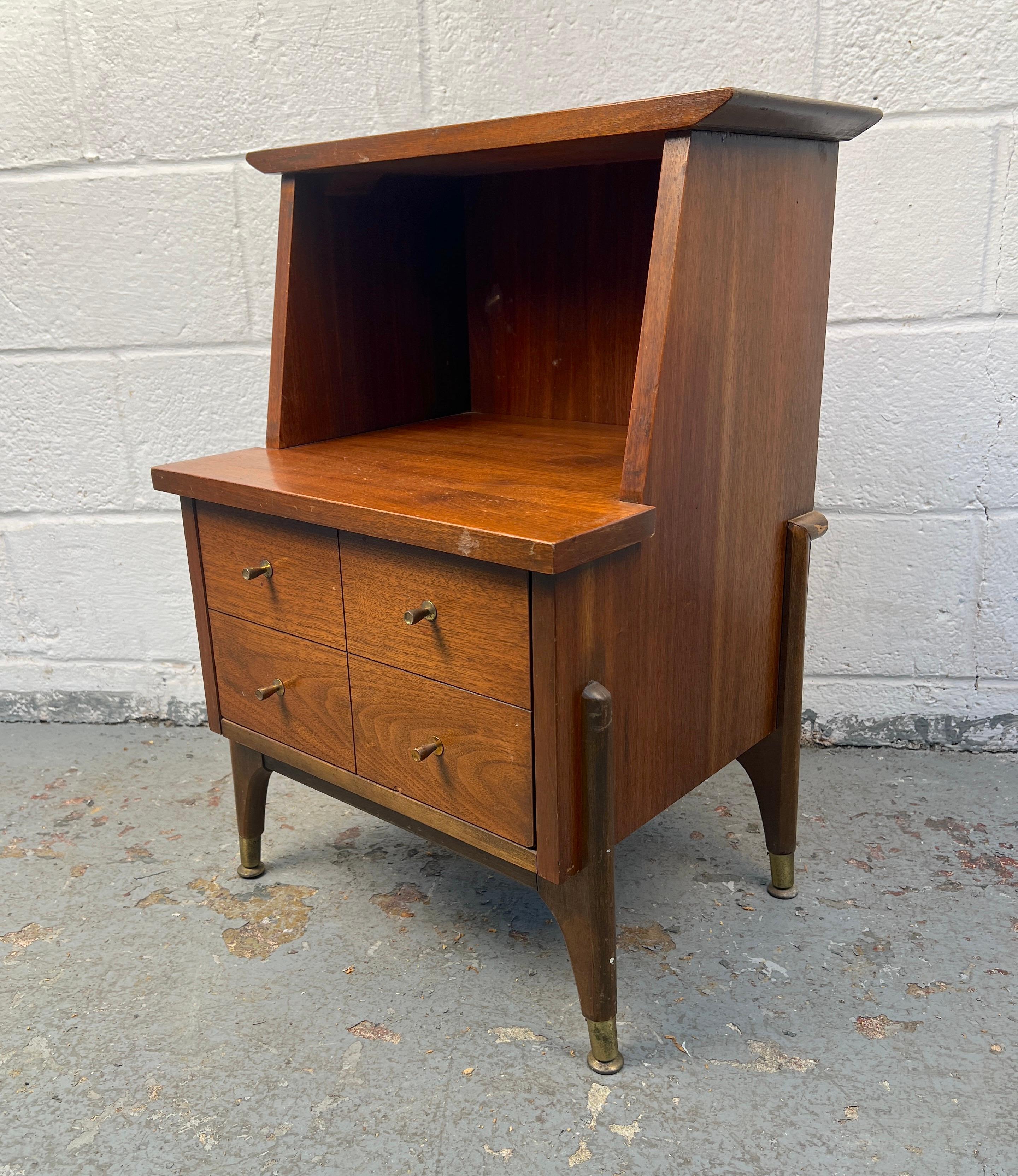 Mid-Century moderno Comodino a due piani in stile Mid-Century Modern in vendita