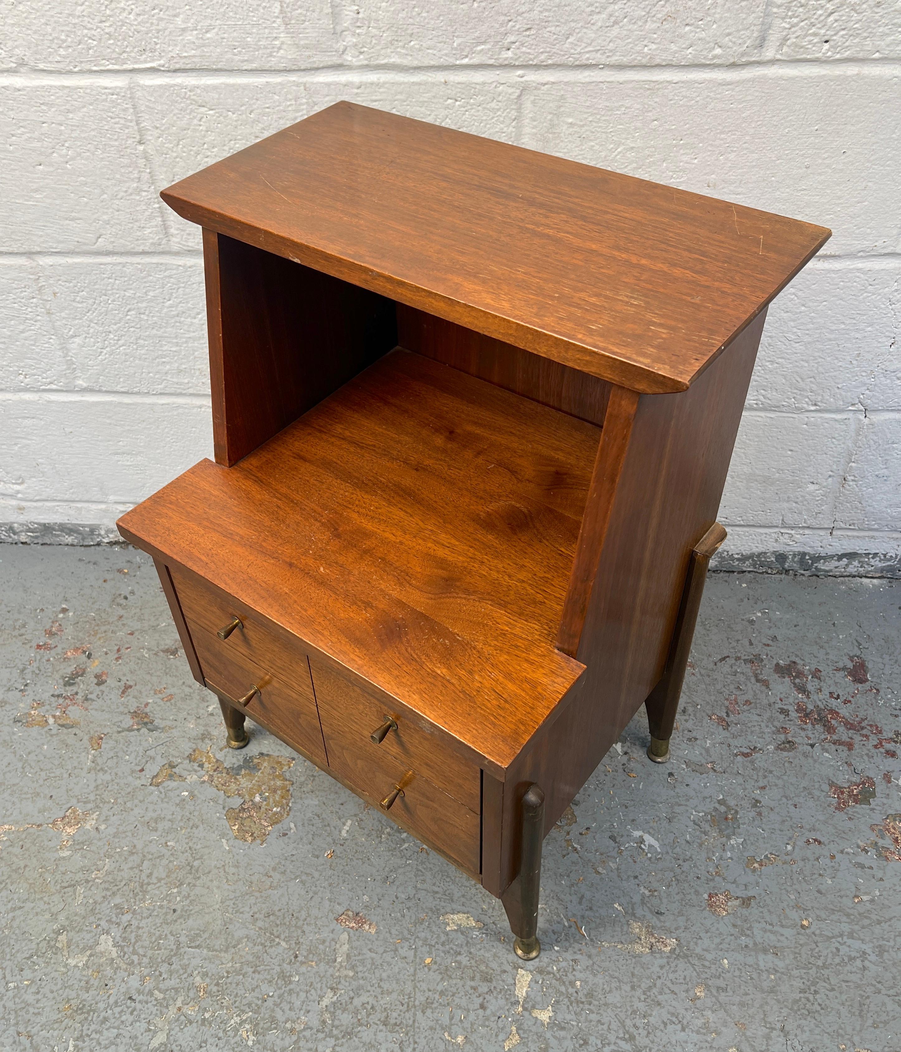 Comodino a due piani in stile Mid-Century Modern In condizioni buone in vendita a Brooklyn, NY