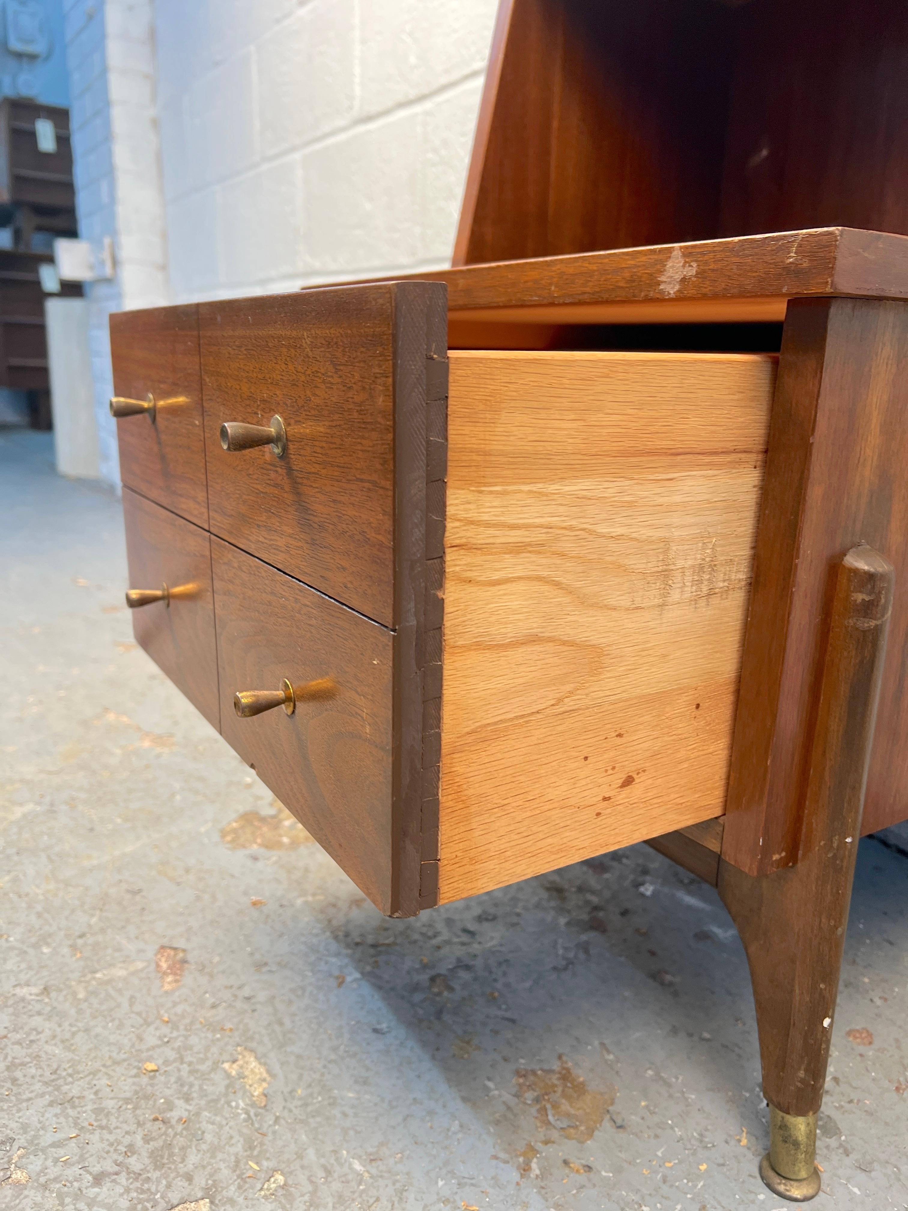 Noce Comodino a due piani in stile Mid-Century Modern in vendita