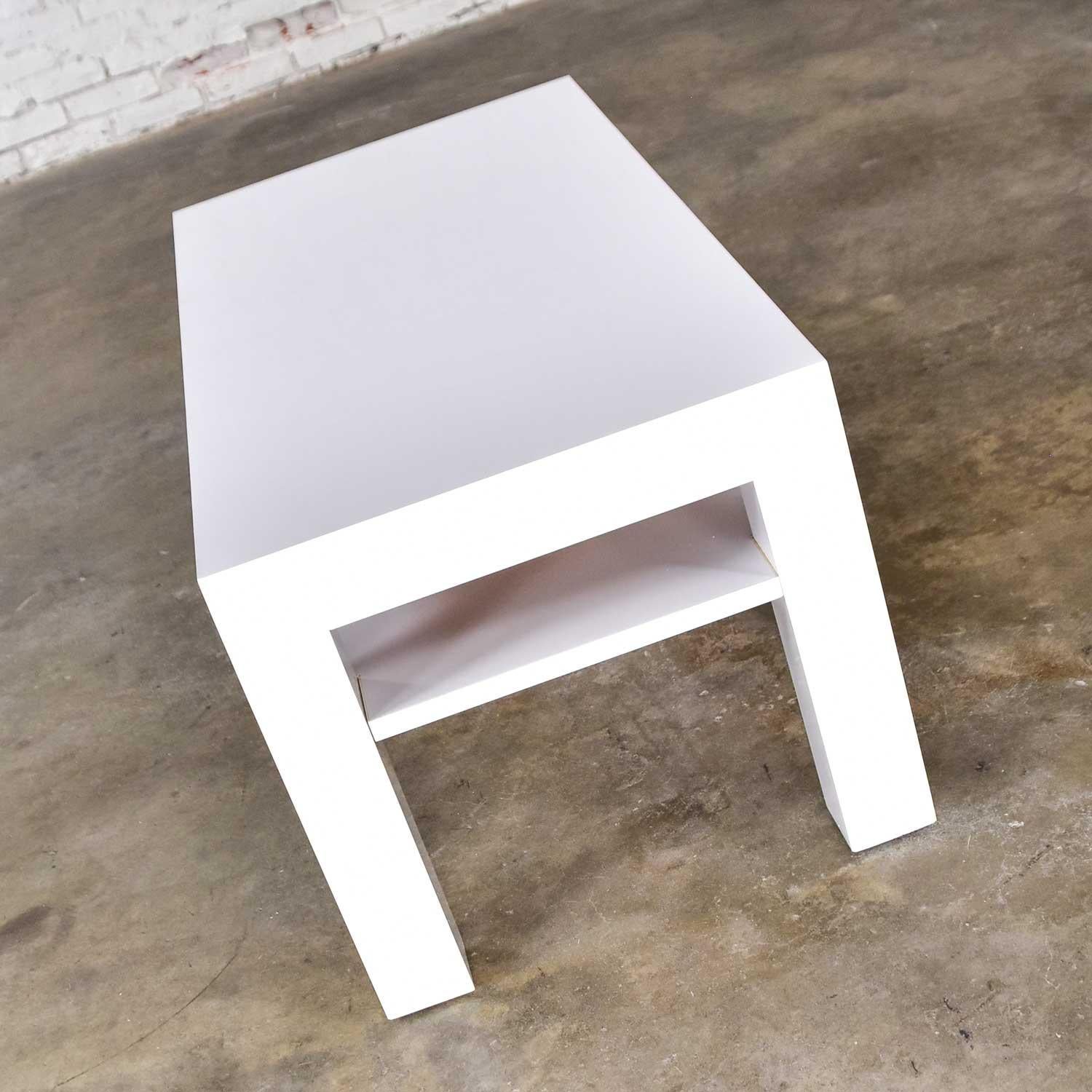 Mid-Century Modern Two-Tiered White Laminate Parson’s Style Coffee or End Table In Good Condition For Sale In Topeka, KS