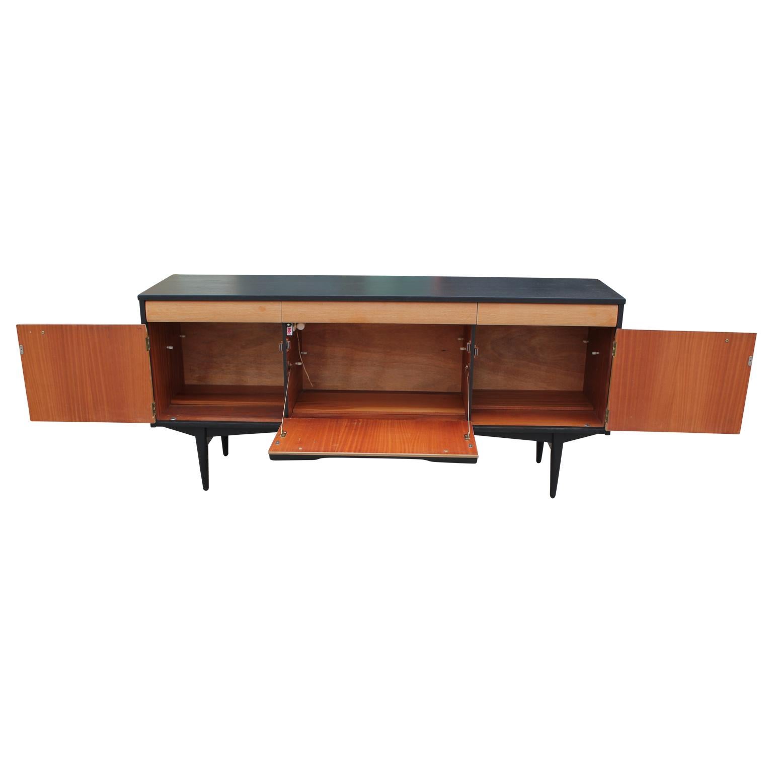 Mid-Century Modern Two-Tone Clean Lined Credenza or Sideboard with Three Drawers (Mitte des 20. Jahrhunderts)