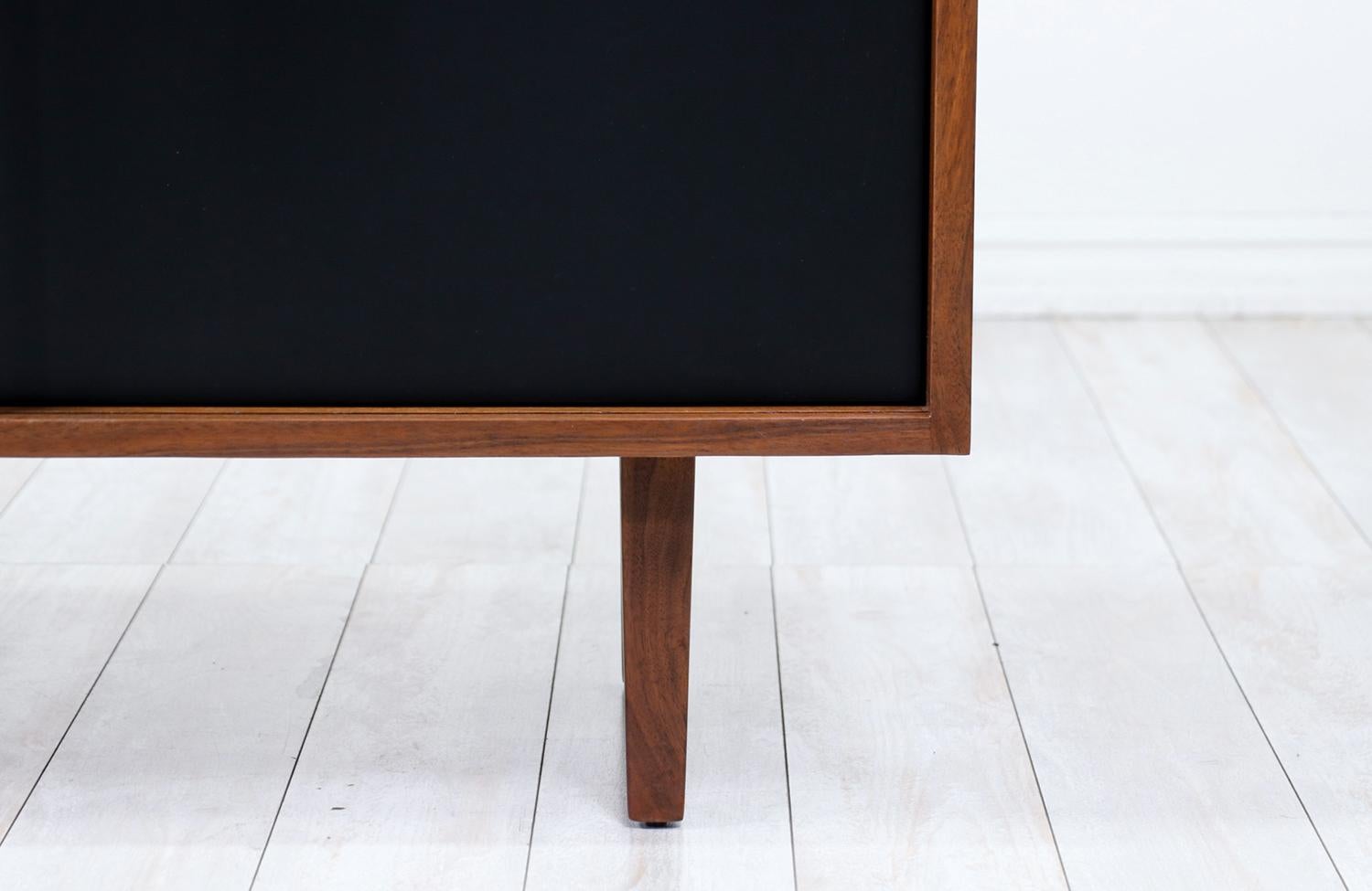 Mid-Century Modern Two-Tone Doors Lacquer Credenza by Florence Knoll en vente 4