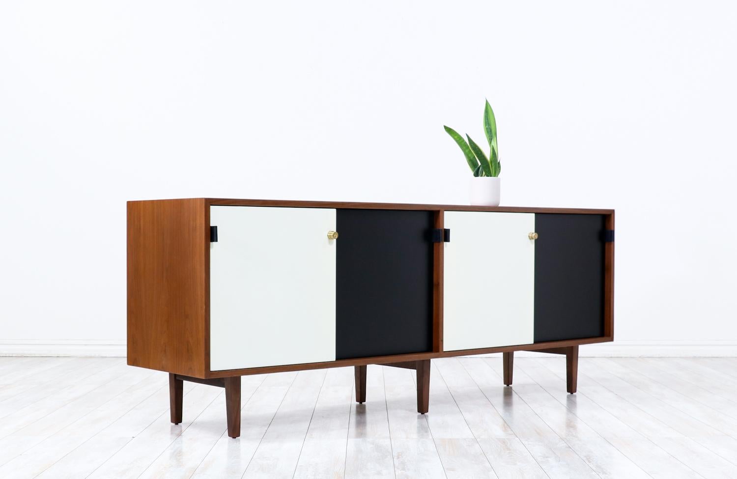 Milieu du XXe siècle Mid-Century Modern Two-Tone Doors Lacquer Credenza by Florence Knoll en vente