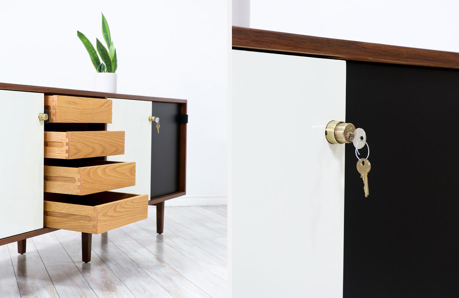 Mid-Century Modern Two-Tone Doors Lacquer Credenza by Florence Knoll en vente 1