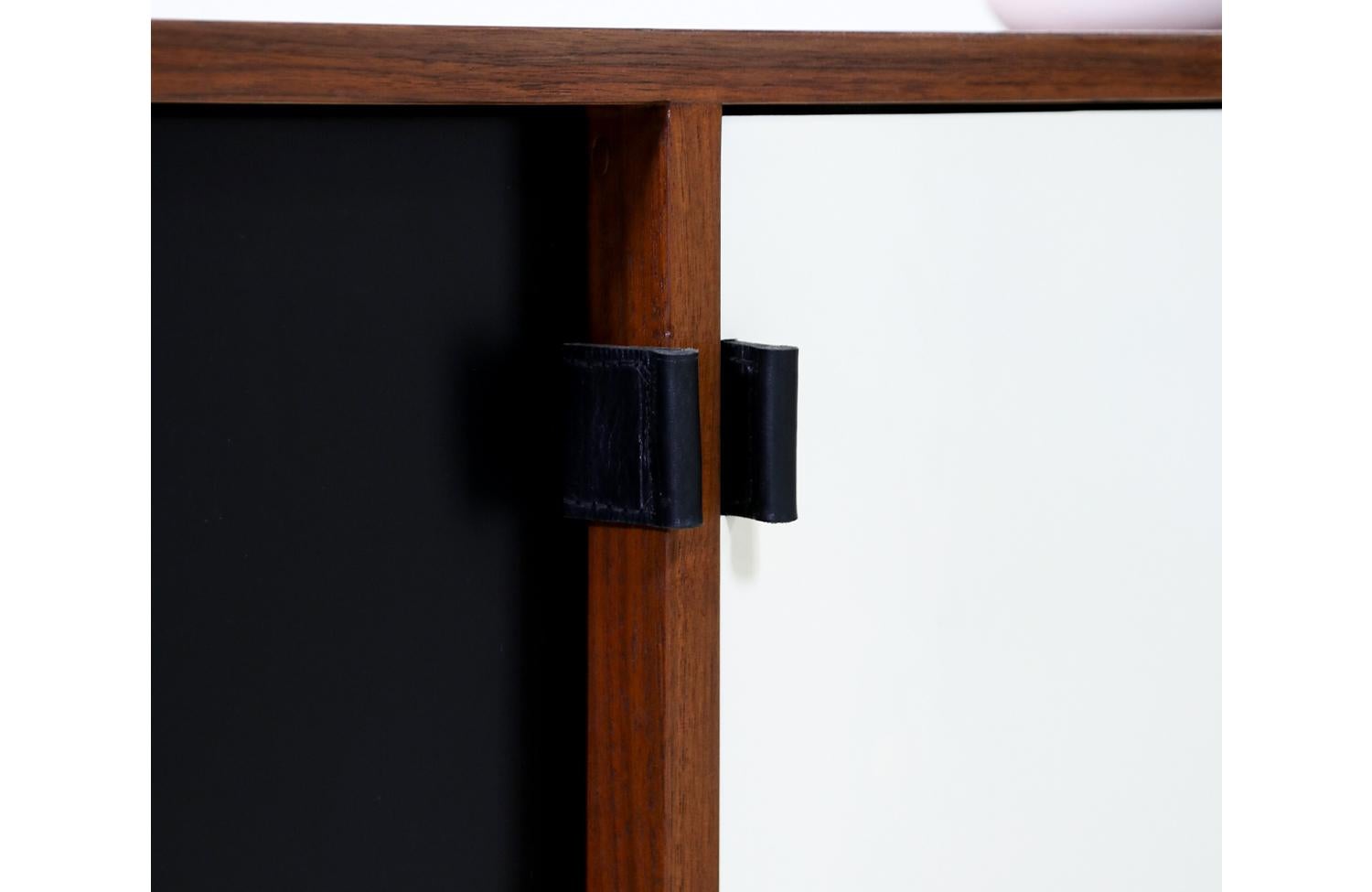 Mid-Century Modern Two-Tone Doors Lacquer Credenza by Florence Knoll en vente 2