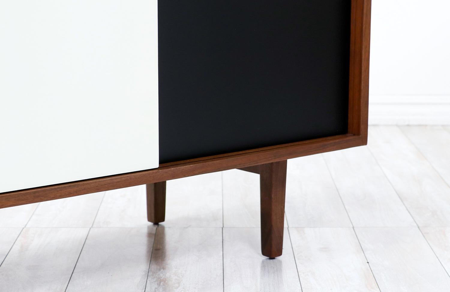 Mid-Century Modern Two-Tone Doors Lacquer Credenza by Florence Knoll  For Sale 3
