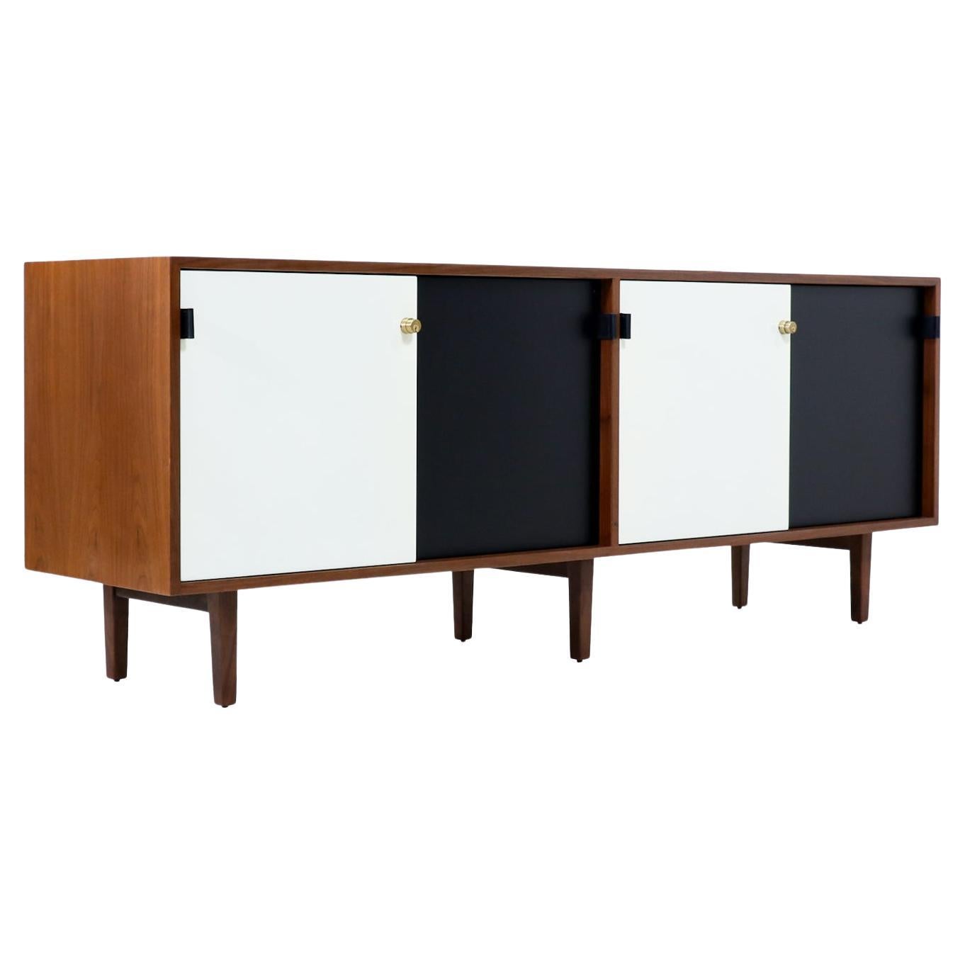 Mid-Century Modern Two-Tone Doors Lacquer Credenza von Florence Knoll  im Angebot