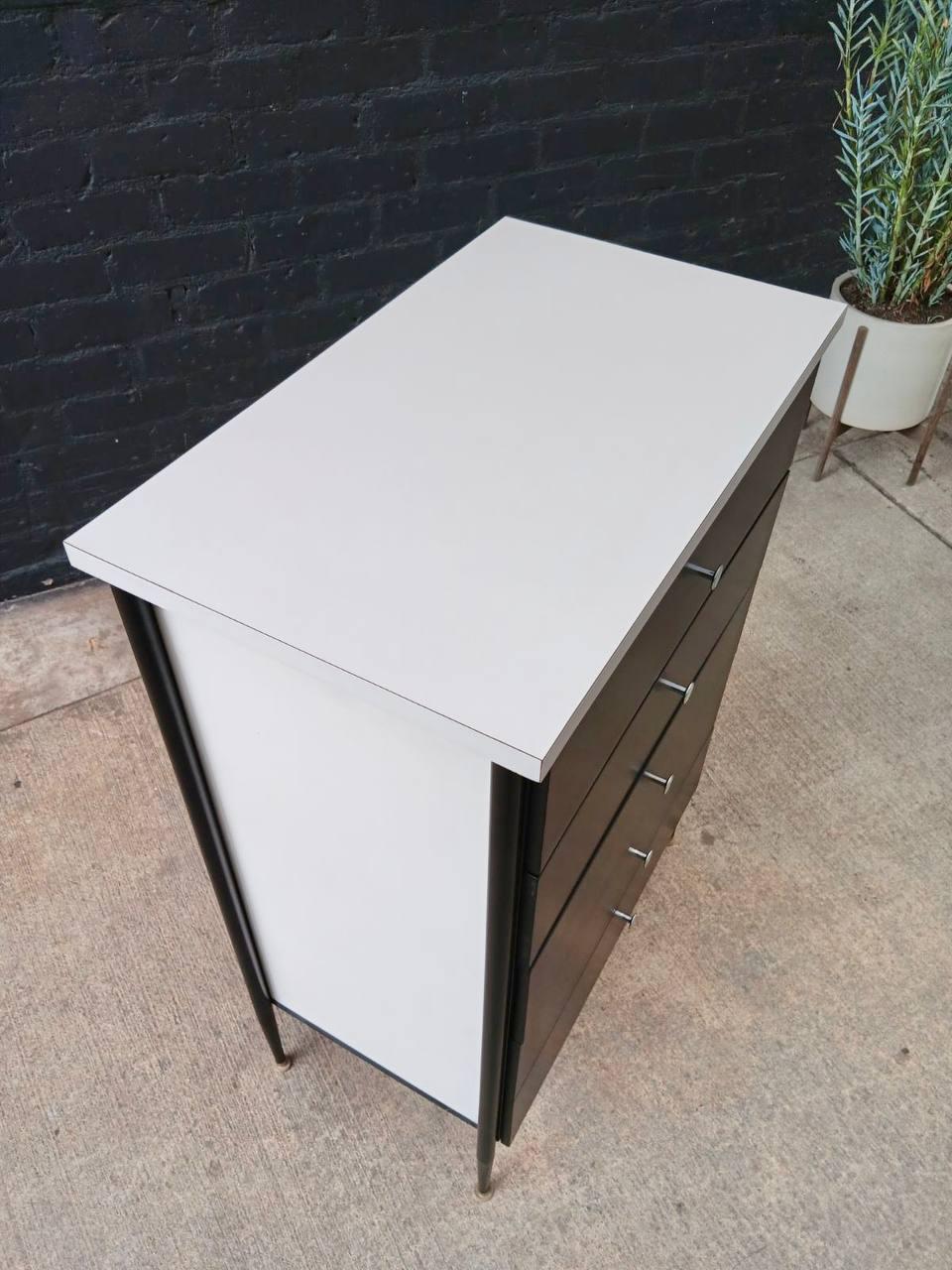 Mid-Century Modern Two-Tone Highboy Dresser For Sale 2