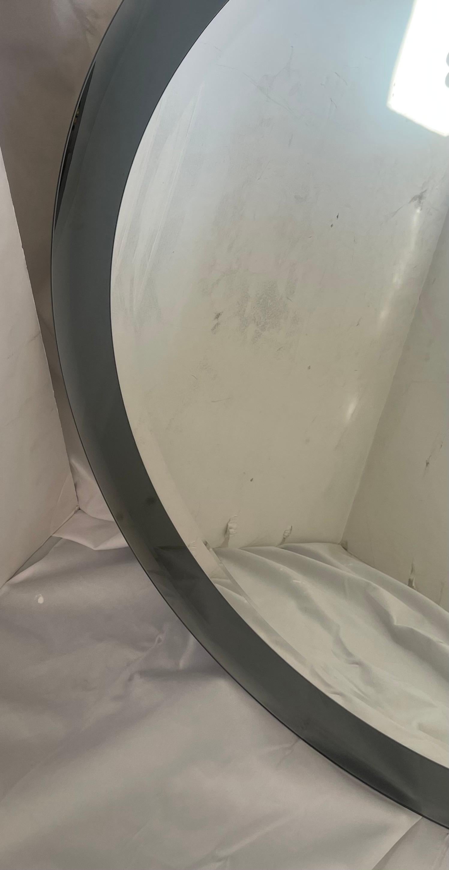 The Modern Two Tone Smoked Beveled Round Mirror Manner Lorin Marsh Bon état - En vente à Roslyn, NY