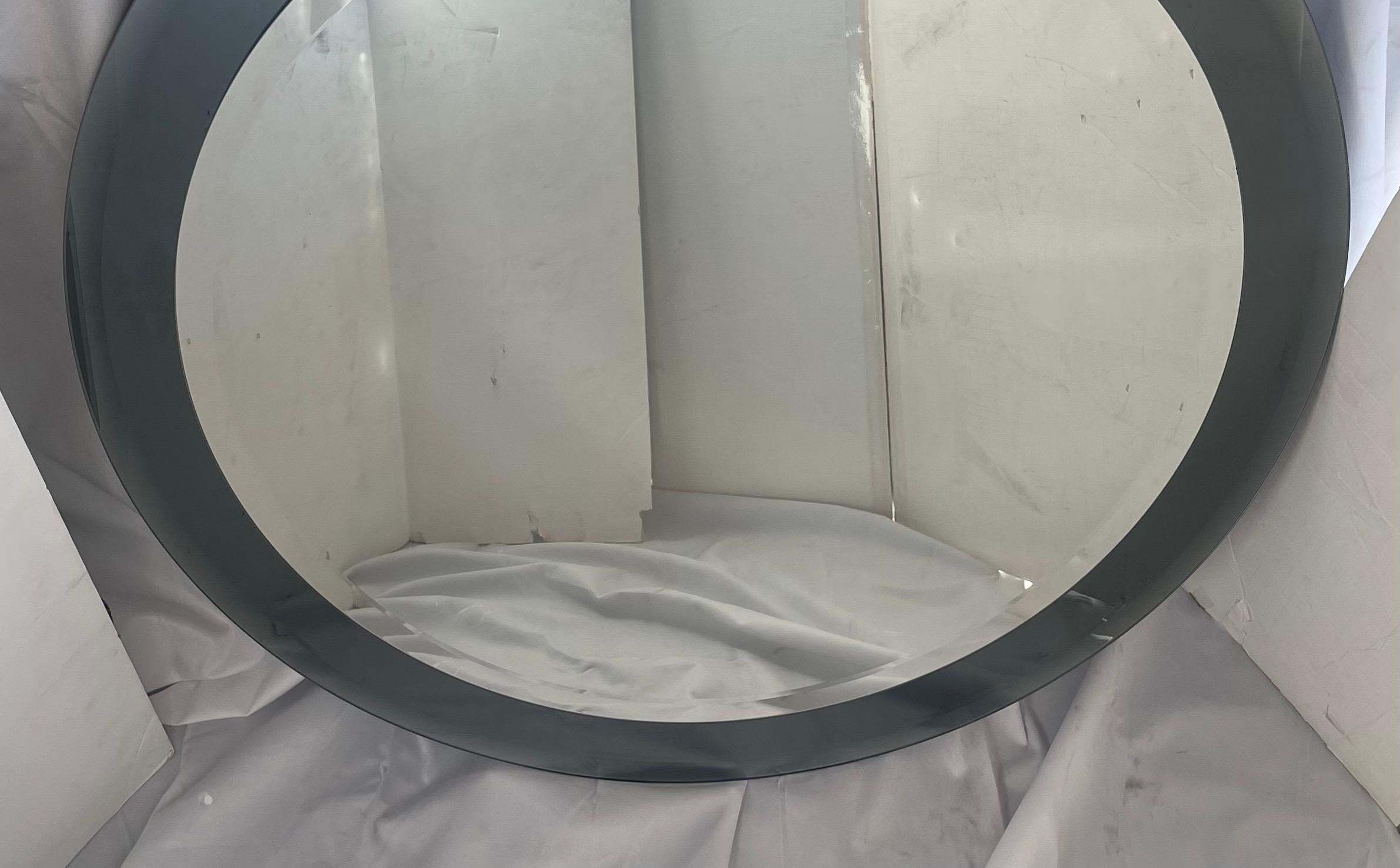 20ième siècle The Modern Two Tone Smoked Beveled Round Mirror Manner Lorin Marsh en vente