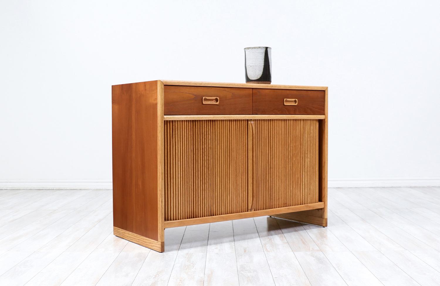 Expertly Restored - Mid-Century Modern Two-Tone Tambour-Door Credenza In Excellent Condition For Sale In Los Angeles, CA