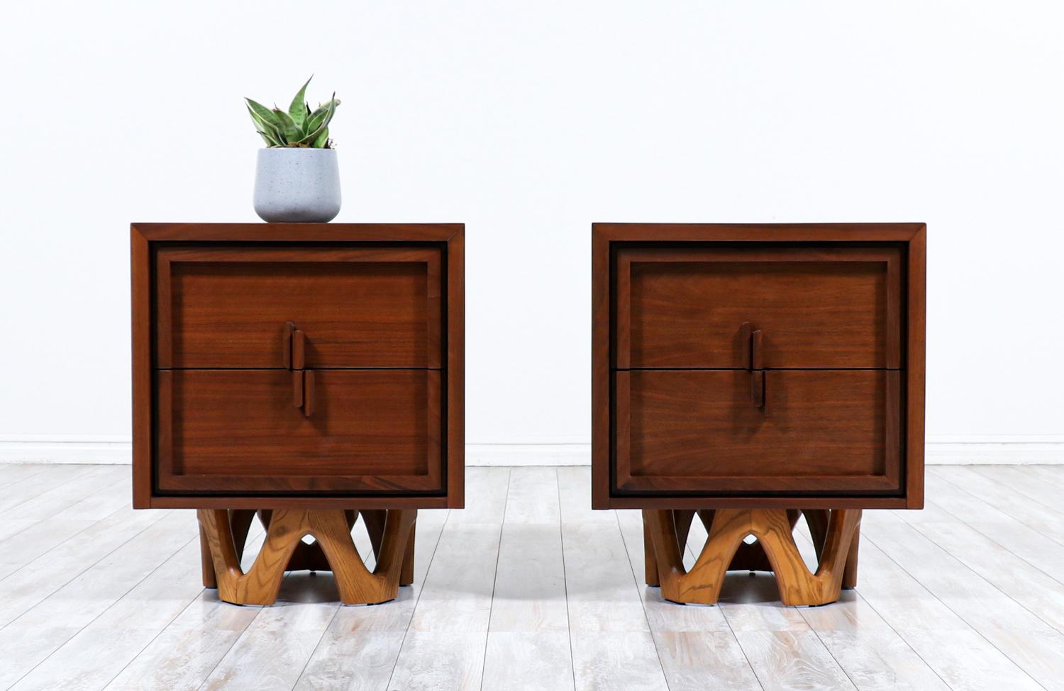 Expertly Restored - Mid-Century Modern Two-Tone Walnut & Oak Night Stands In Excellent Condition In Los Angeles, CA