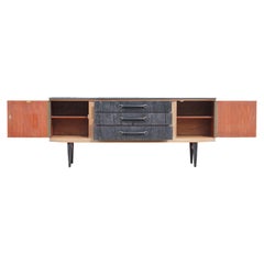 Crédence / buffet moderne du milieu du siècle à deux tons de noir cérusé et de bois naturel