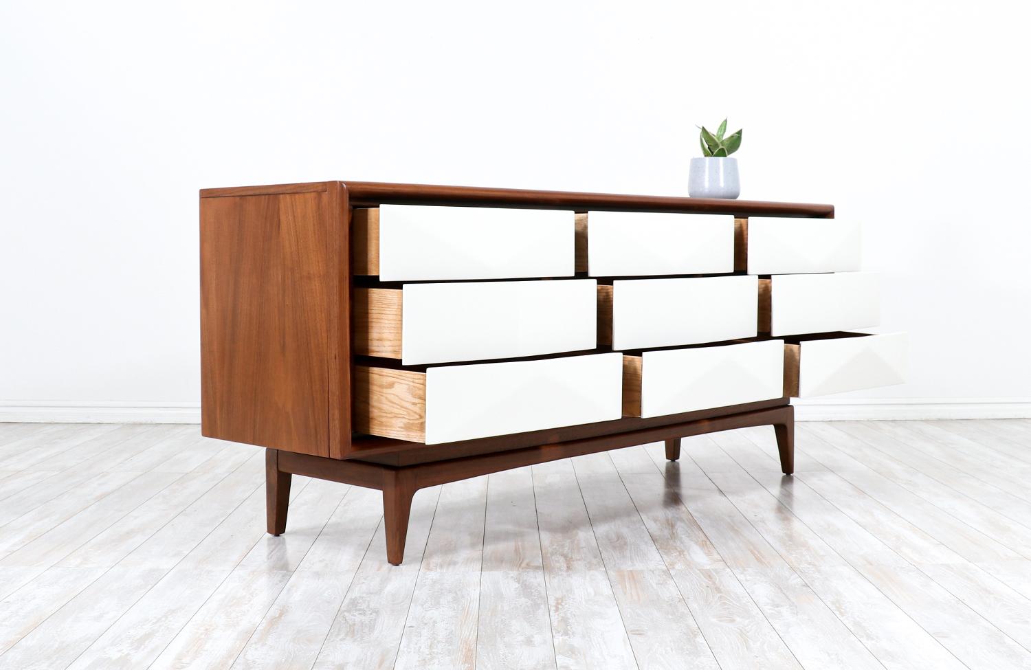 Mid-Century Modern Two-Toned Lacquered & Walnut Dresser by United Furniture In Excellent Condition In Los Angeles, CA