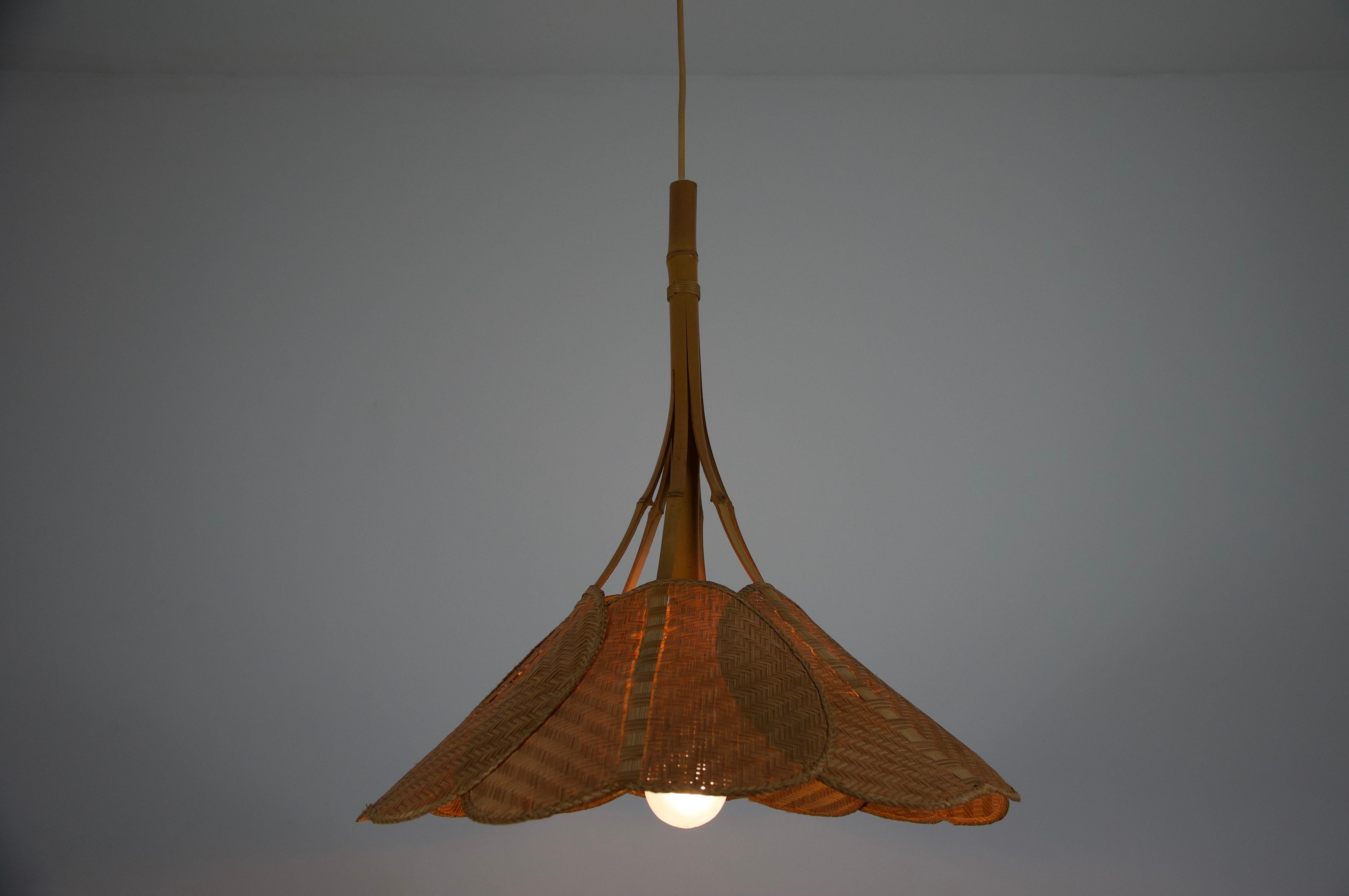 Lámpara colgante Uchiwa de mediados de siglo al estilo de Ingo Maurer, años 70 en venta 6