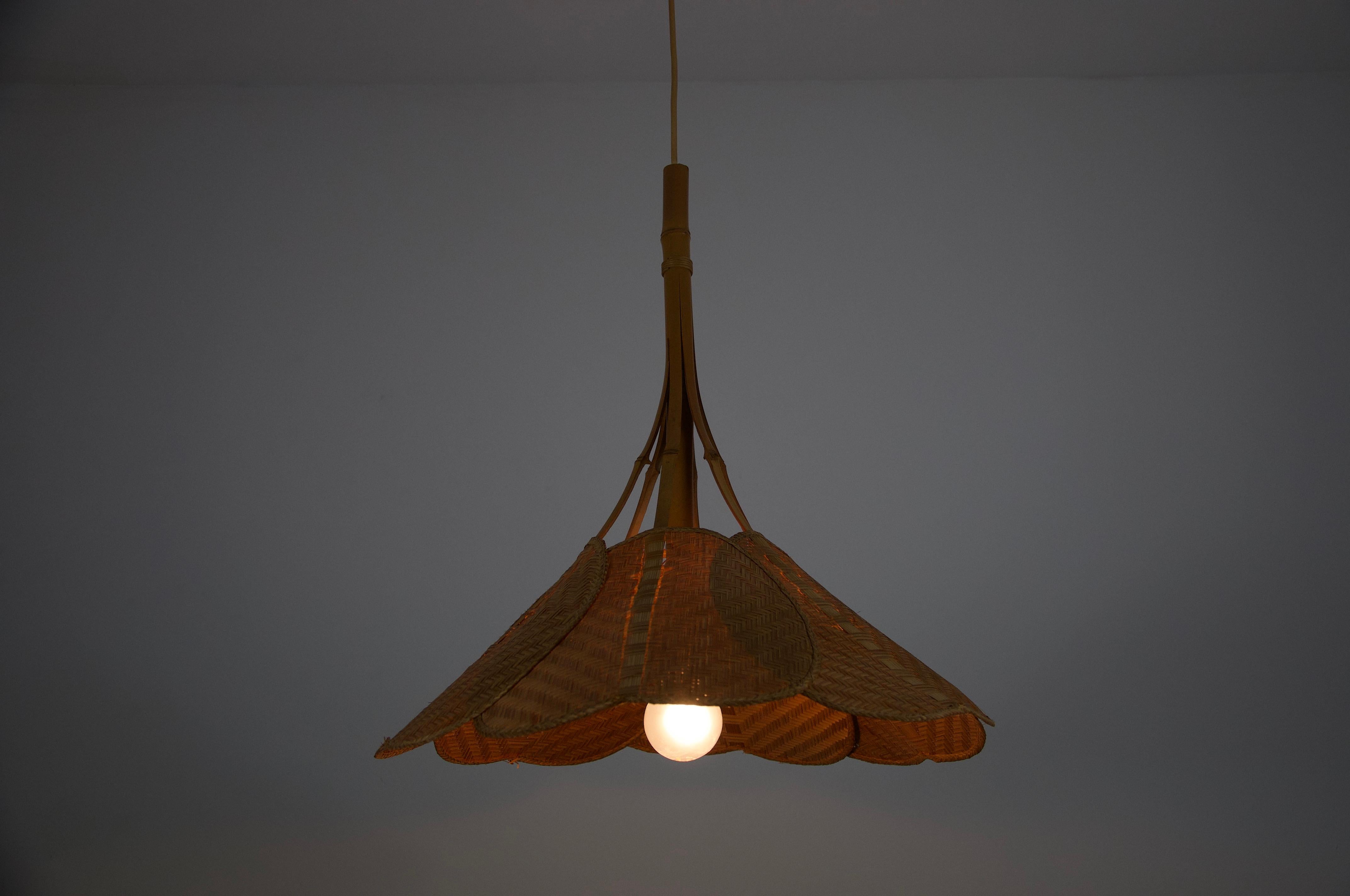 Lámpara colgante Uchiwa de mediados de siglo al estilo de Ingo Maurer, años 70 en venta 7