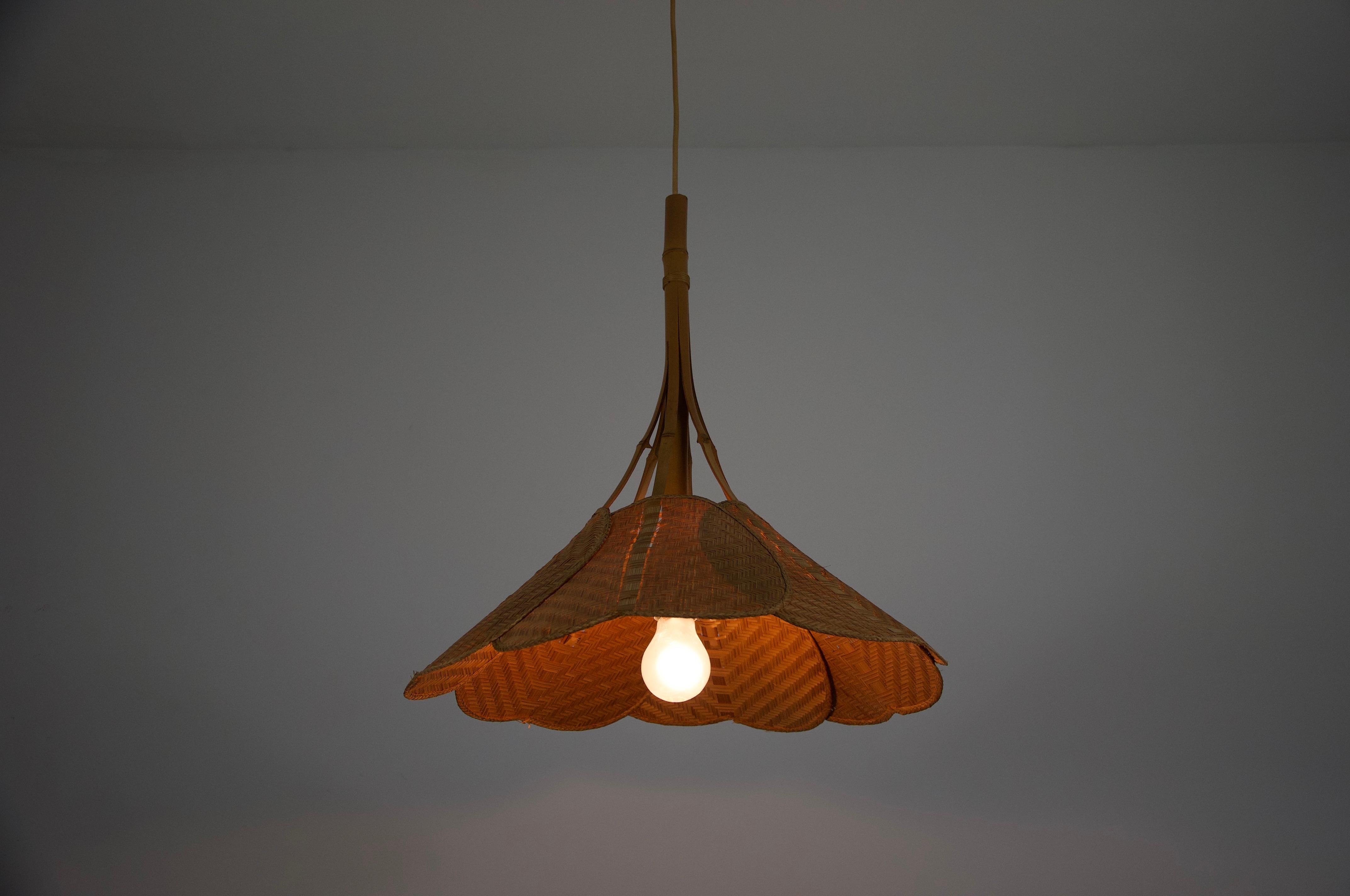 Lámpara colgante Uchiwa de mediados de siglo al estilo de Ingo Maurer, años 70 en venta 9