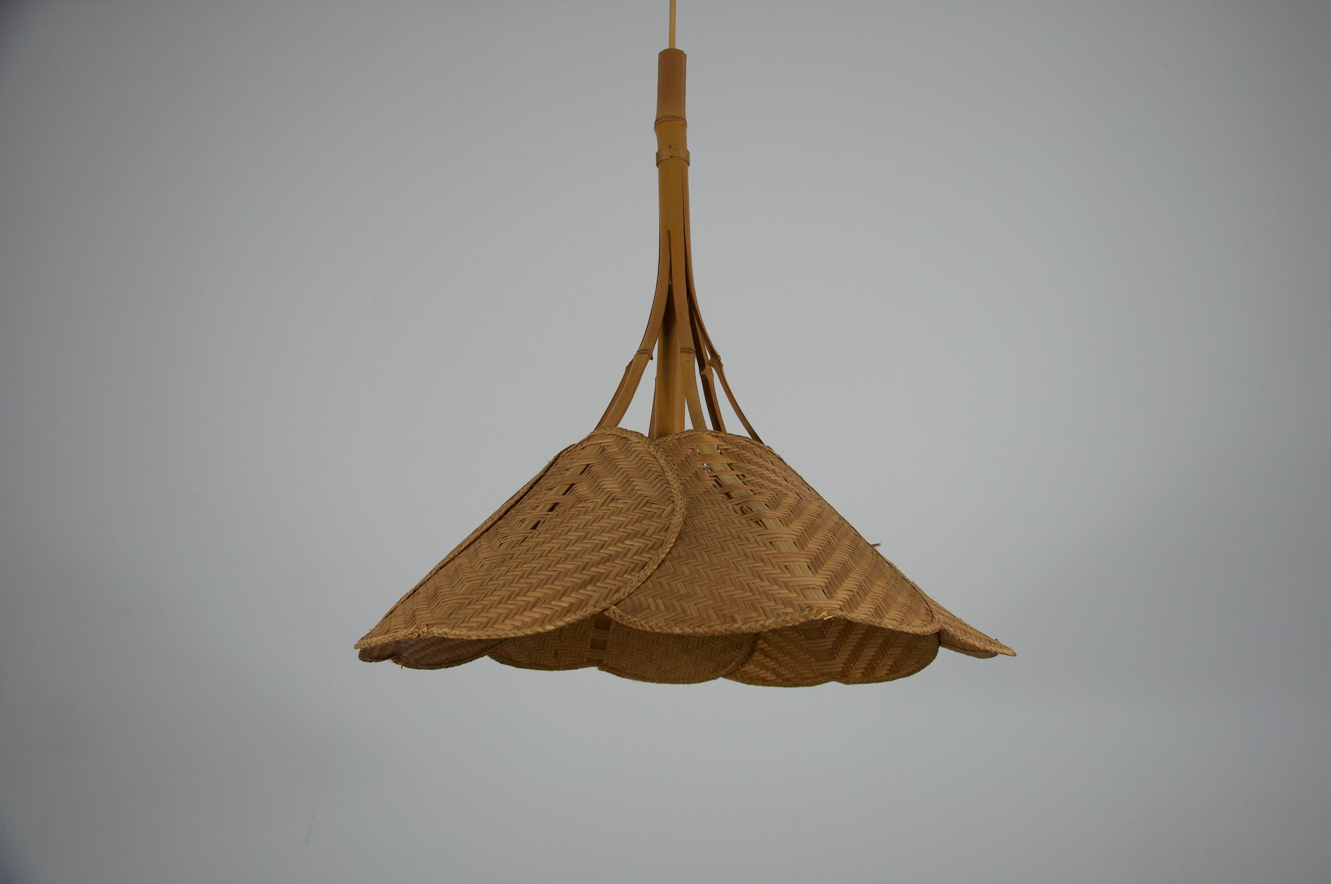 La lámpara colgante Uchiwa de mediados del siglo XX, fabricada en la década de 1970 al estilo de Ingo Maurer, es un sorprendente ejemplo de diseño de iluminación escultural. Su pantalla, formada por fibras naturales delicadamente tejidas, crea un