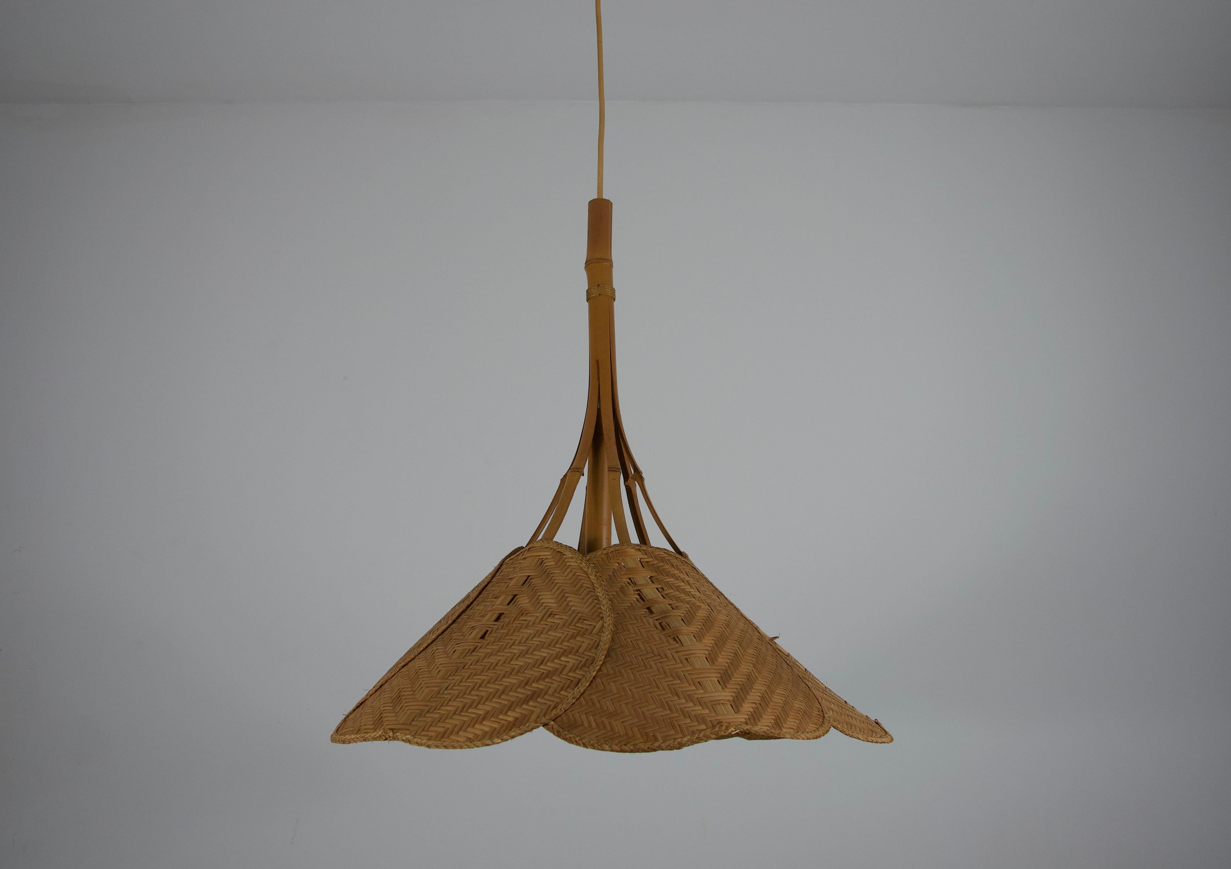 Lámpara colgante Uchiwa de mediados de siglo al estilo de Ingo Maurer, años 70 Moderno de mediados de siglo en venta