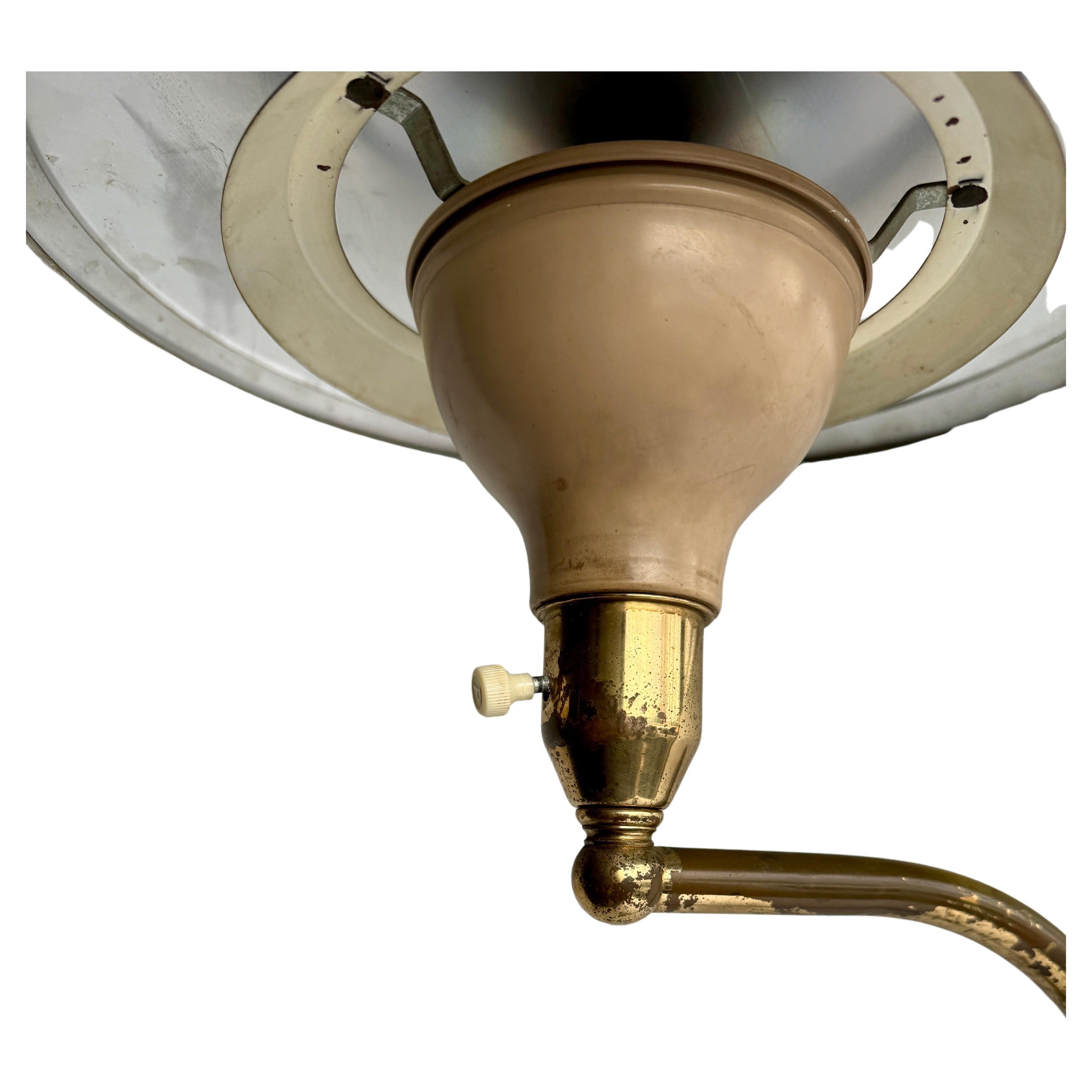 Moderne Stehlampe im UFO-Stil aus der Mitte des Jahrhunderts von MG Wheeler (Metall) im Angebot