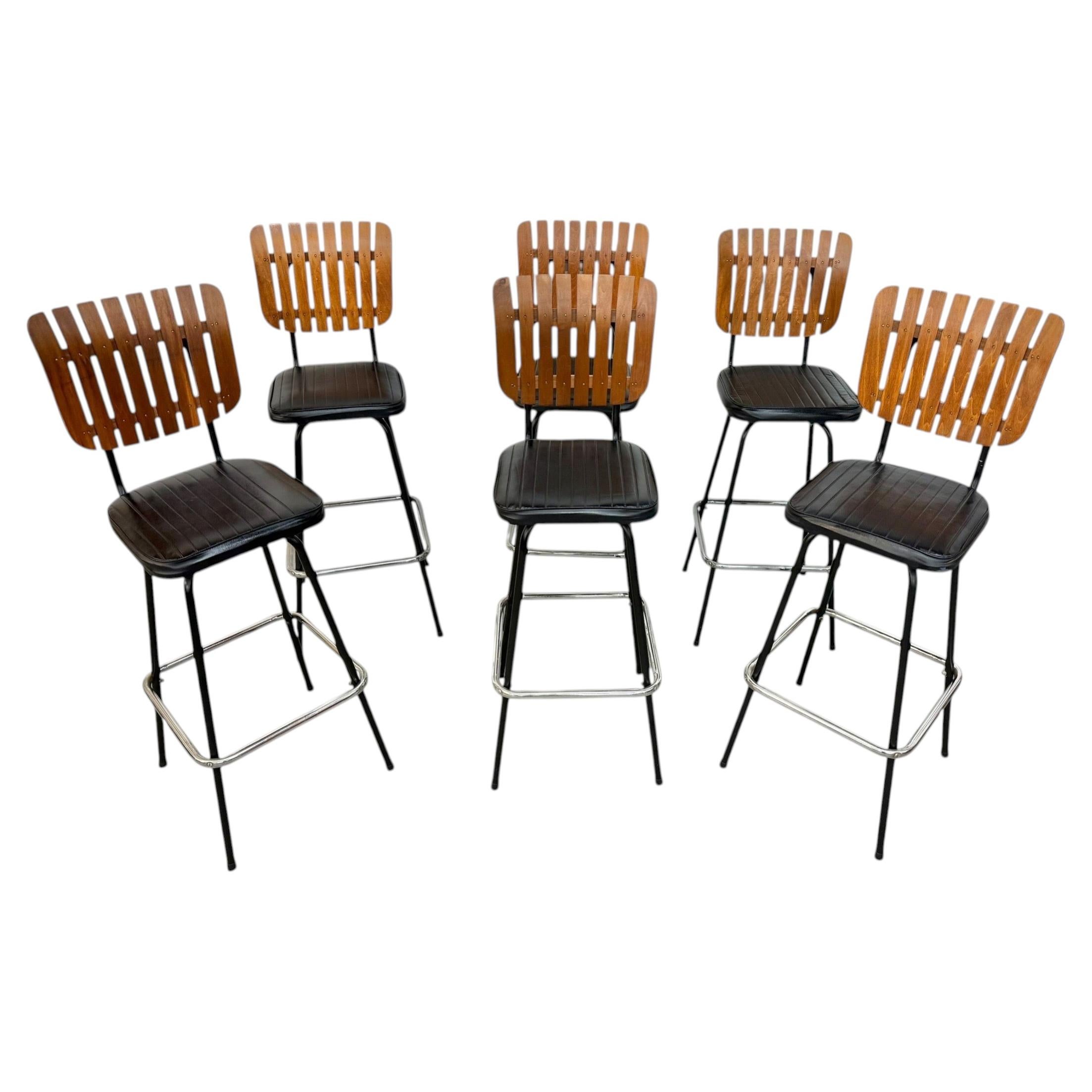 The Modern Moderns Tabourets de bar à barreaux - Lot de 6 en vente